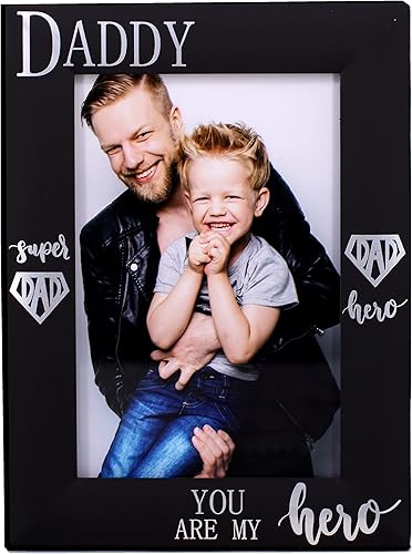 DADDY YOU ARE MY Hero - Marco de fotos para el día del padre, regalo para papá, metal negro grabado 4 x 6 pulgadas (DADDY HERO vertical)
