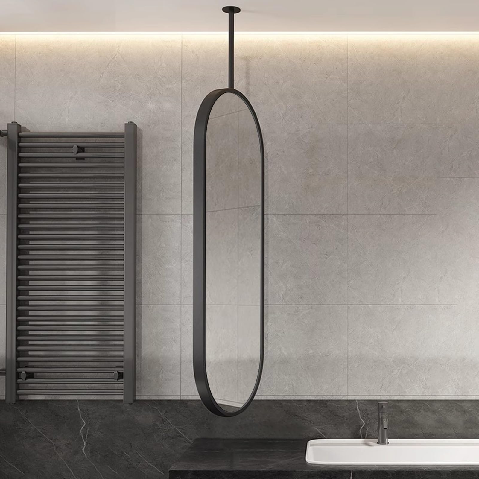 Miroir ovale suspendu au plafond pour gagner de la place en salle de bain