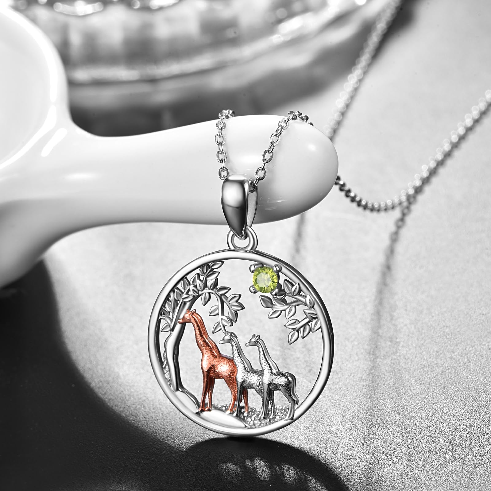 KINGWHYTE Girafe Gifts Collier girafe en argent sterling 925 mignon animal trois girafe or rose arbre généalogique girafe cadeaux pour femmes (août), Zircone cubique