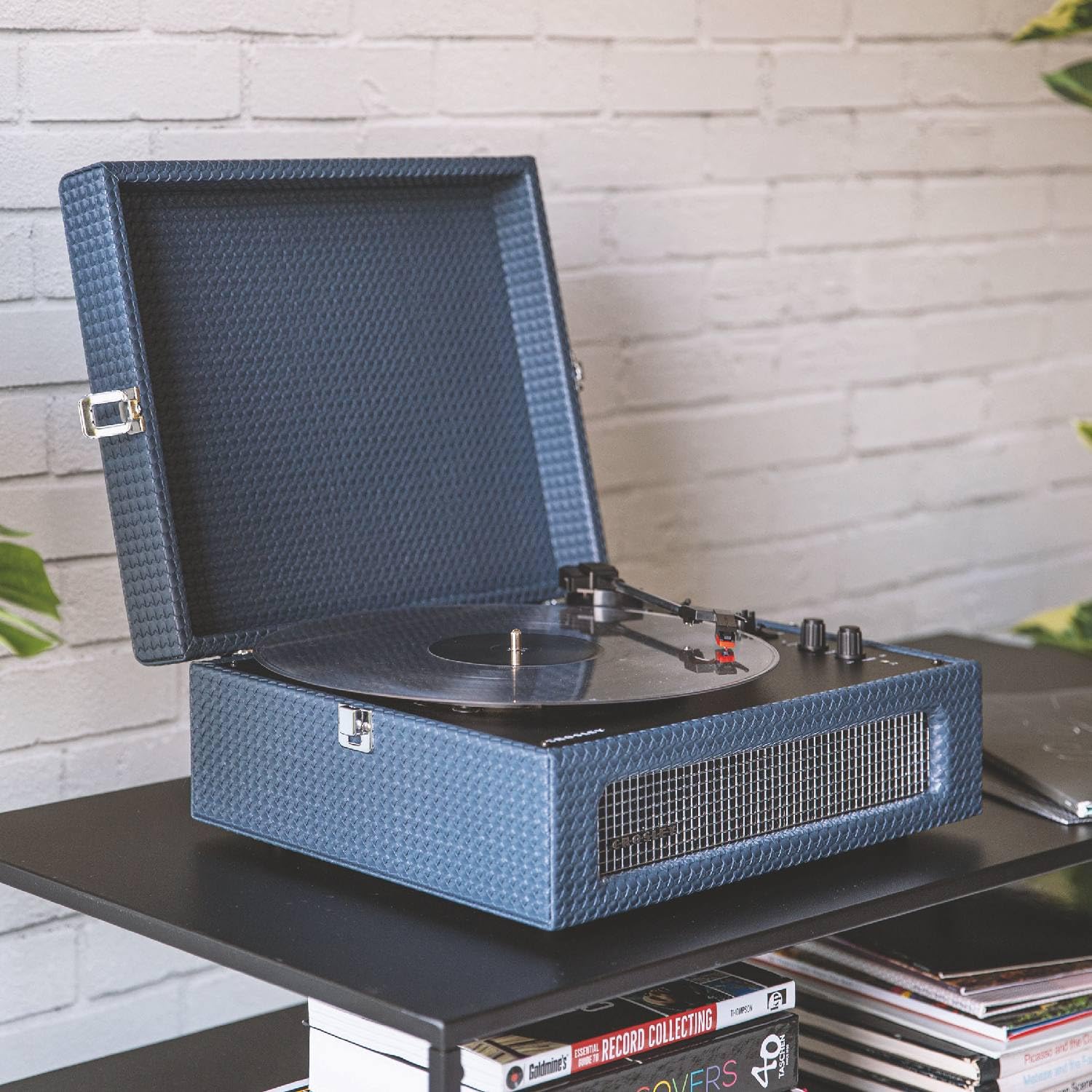 Crosley Voyager Tourne-Disque Portable Bluetooth, Lecteur de Disque Vinyle à 3 Vitesses, Platine Vinyle, Haut-parleurs Stéréo Intégrés, Récepteur Bluetooth, Entrée