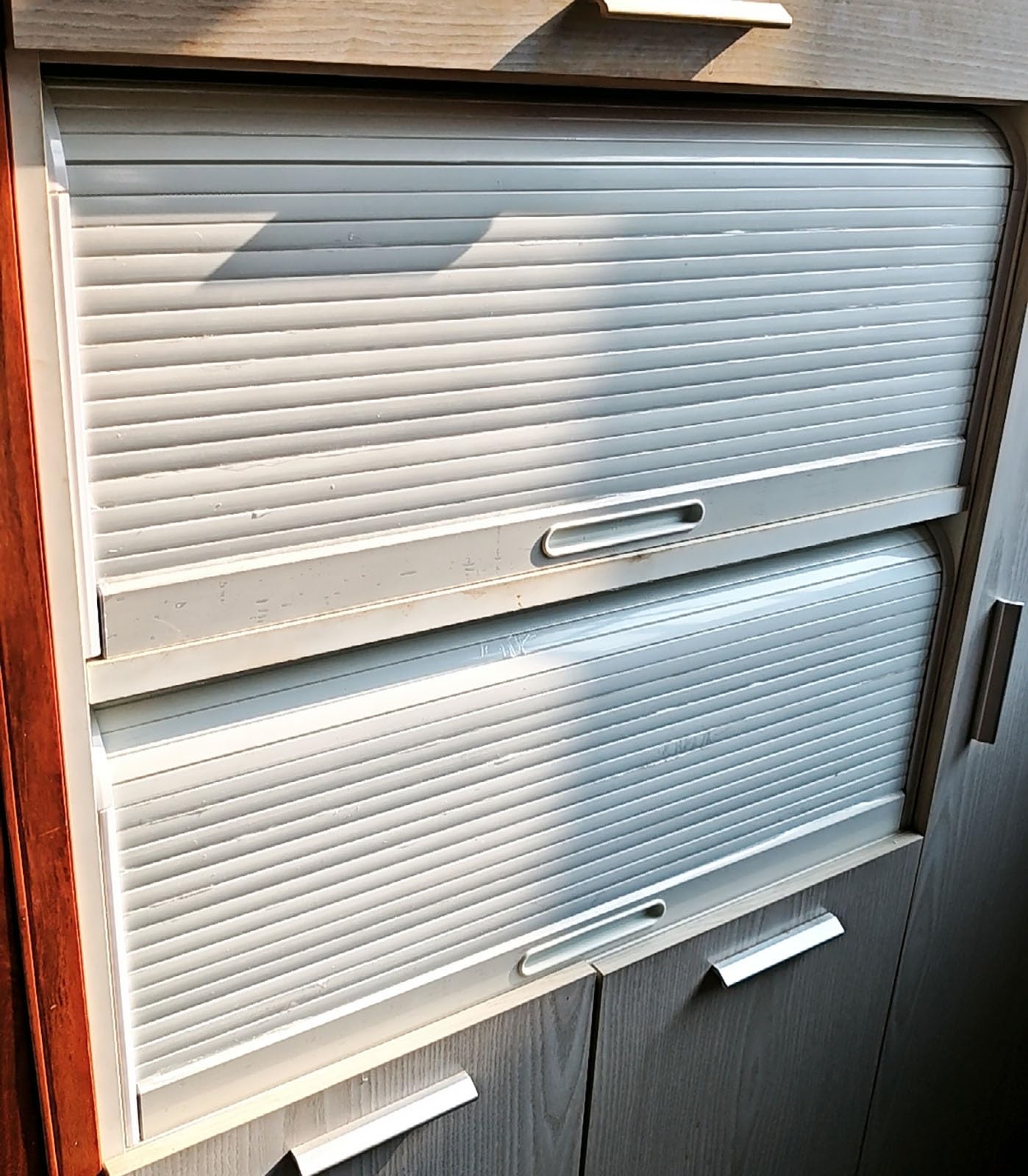 Armadietti da parete per impieghi gravosi personalizzati con ante scorrevoli e kit binario, installazione flessibile (80 x 70 cm), design a doghe salvaspazio per casa o ufficio