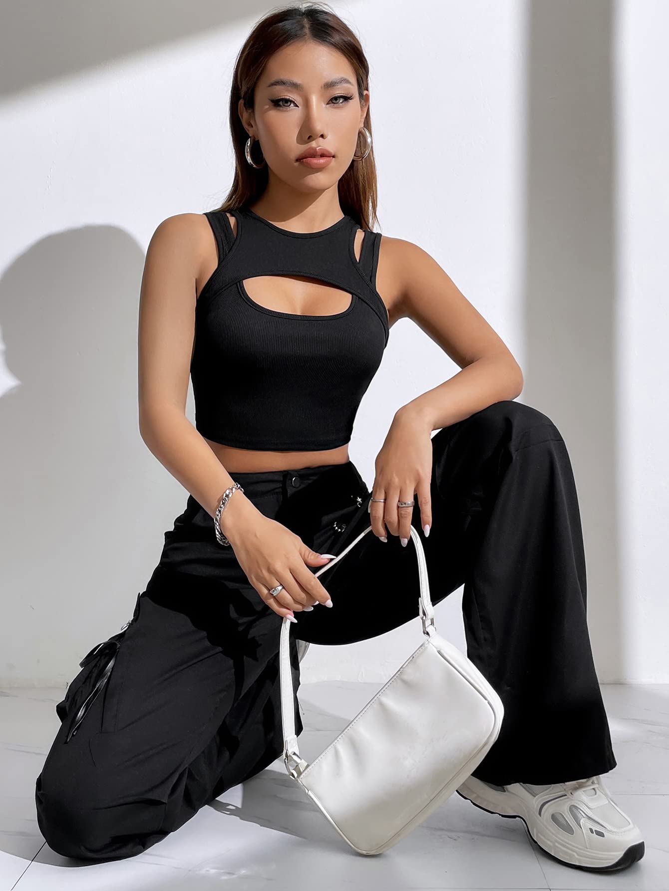 Amazon.co.jp: 女性 カットアウトフロント クロップタンクトップ