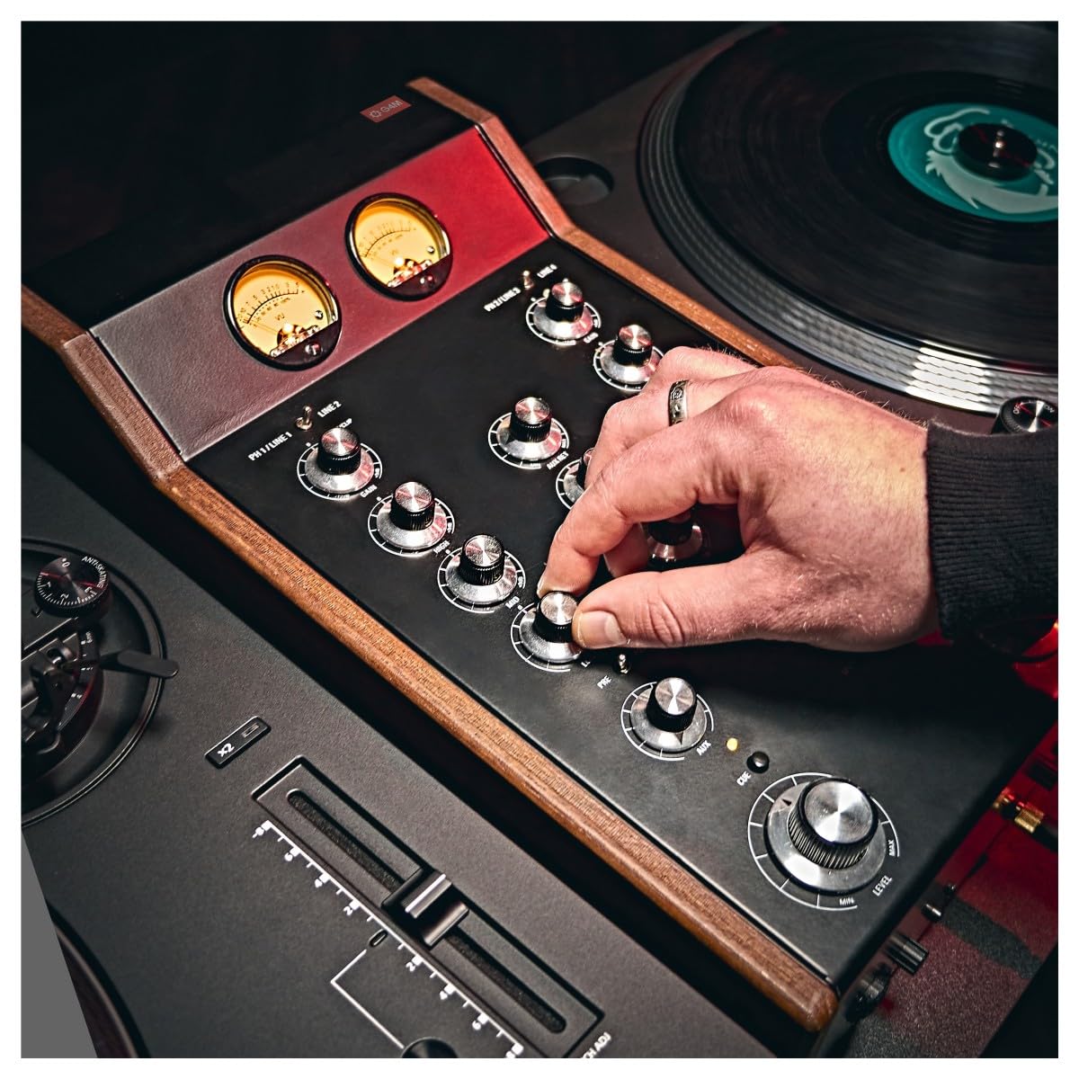 G4M 2-Kanal-DJ-Rotationsmischpult | Reiner analoger Signalweg für warmen, natürlichen Klang, glatte Rotationsfader für präzise, hochwertige Steuerung