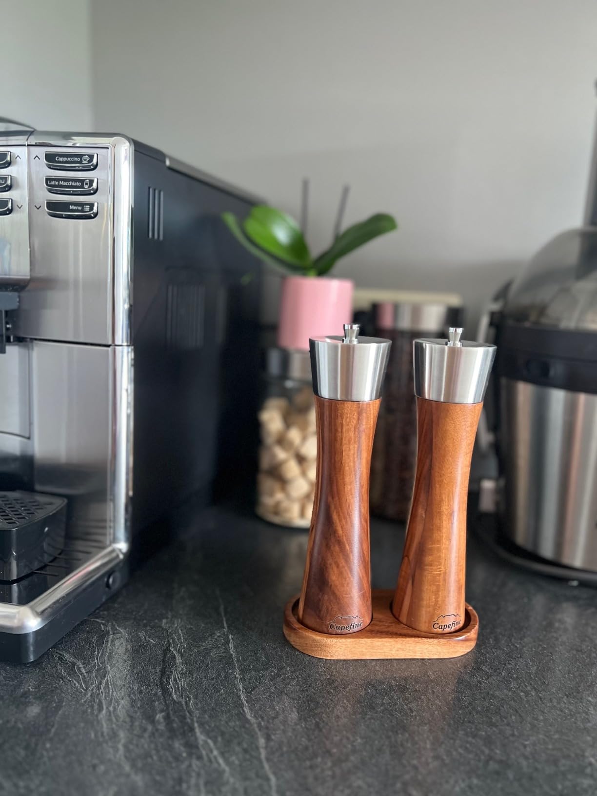 KitchenUnique Salz- Und Pfeffermühlenset Aus Akazienholz – Verstellbares Keramikmahlwerk Inkl. Platte, Löffel & Bürste