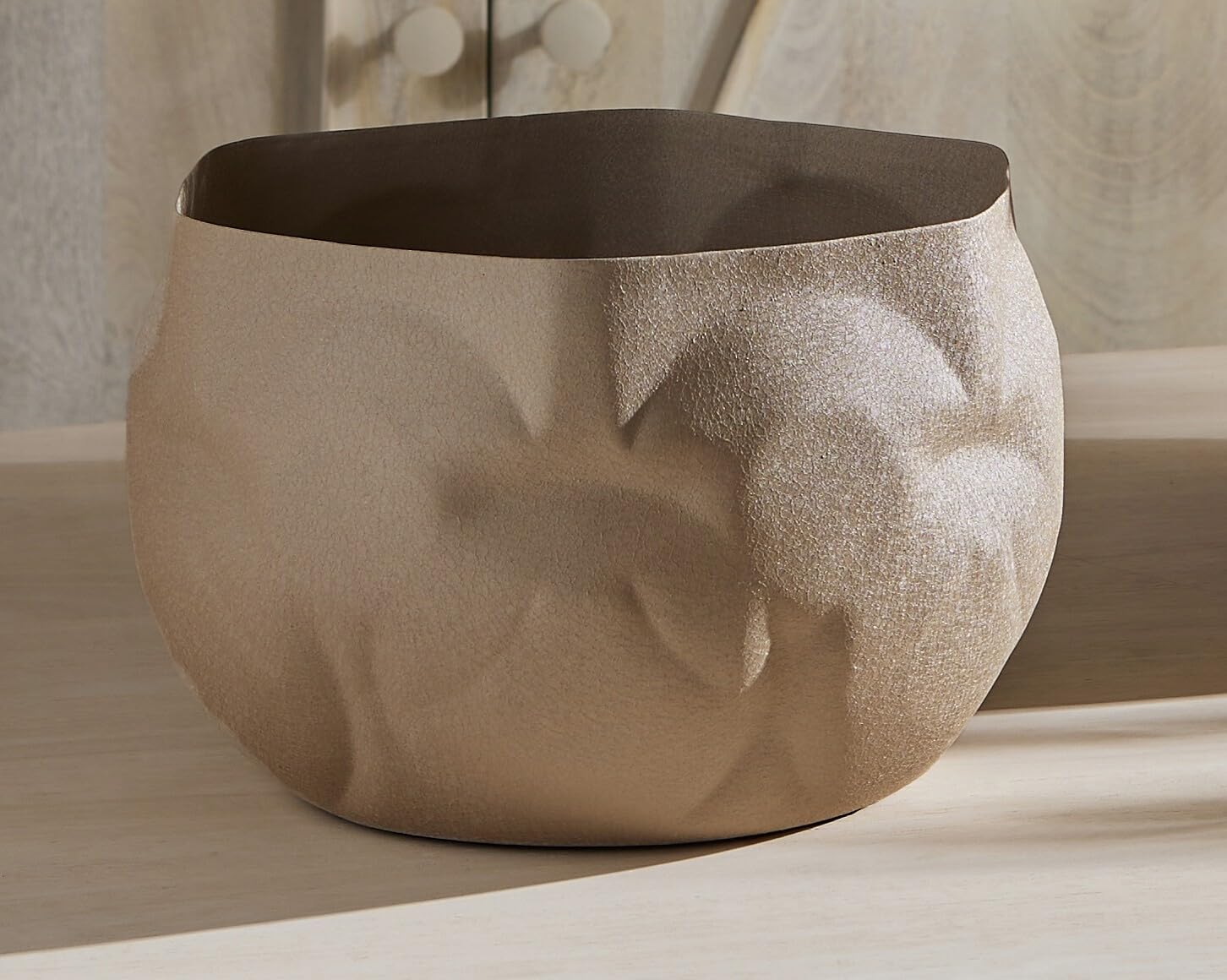 Macetero en métal beige froissé 27 cm anti-choc pour grand salon