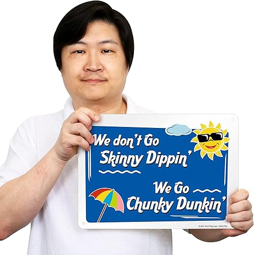 Vista 4 de SmartSign Cartel de metal divertido para piscina, con texto en inglés "We Don't Go Skinny Dippin' We Go Chunky Dunkin'" de 10 x 14 pulgadas