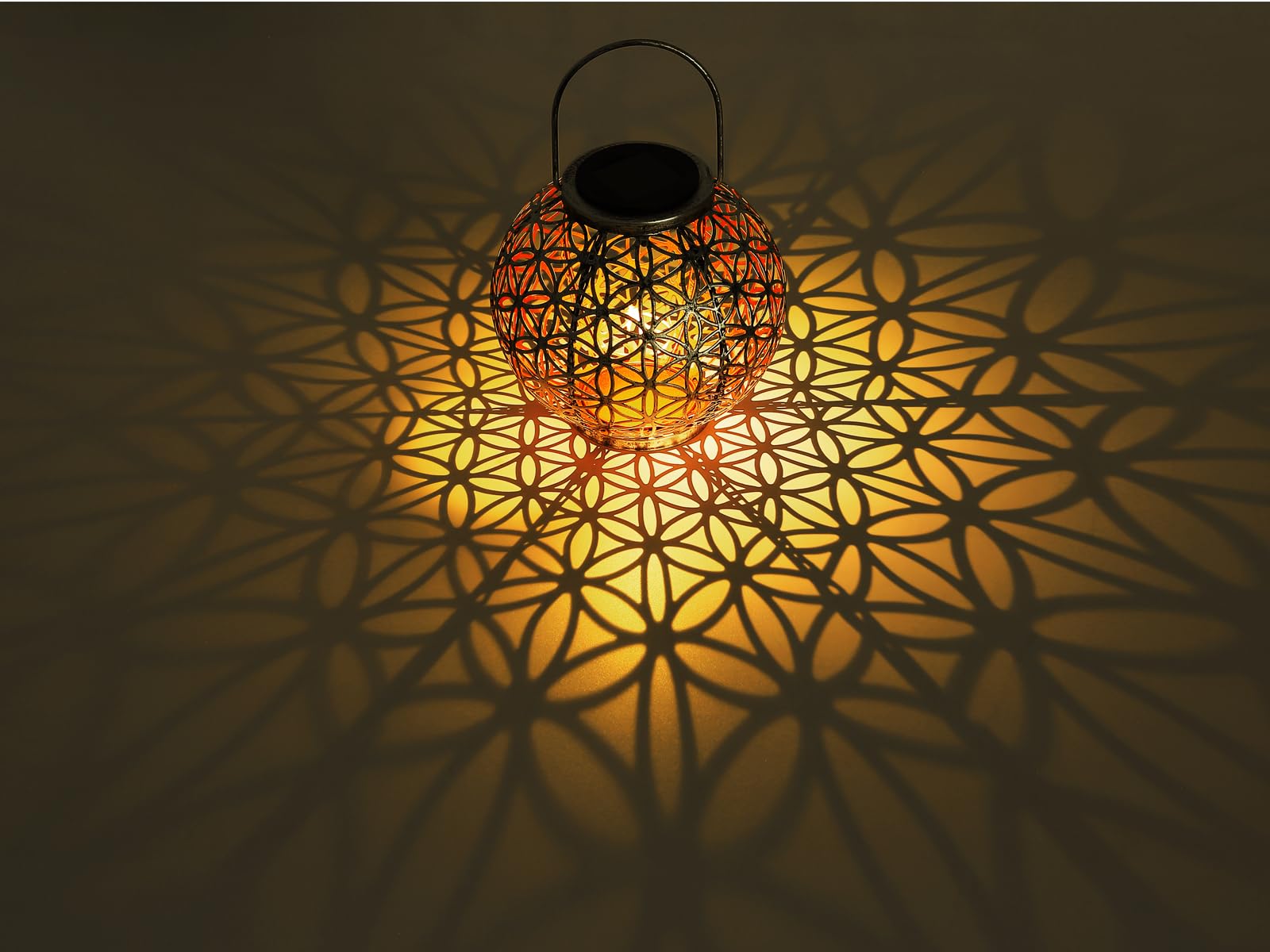 Set di 2 lanterne solari a sfera con punzonature decorative in argento antico e oro, Ø 20 cm