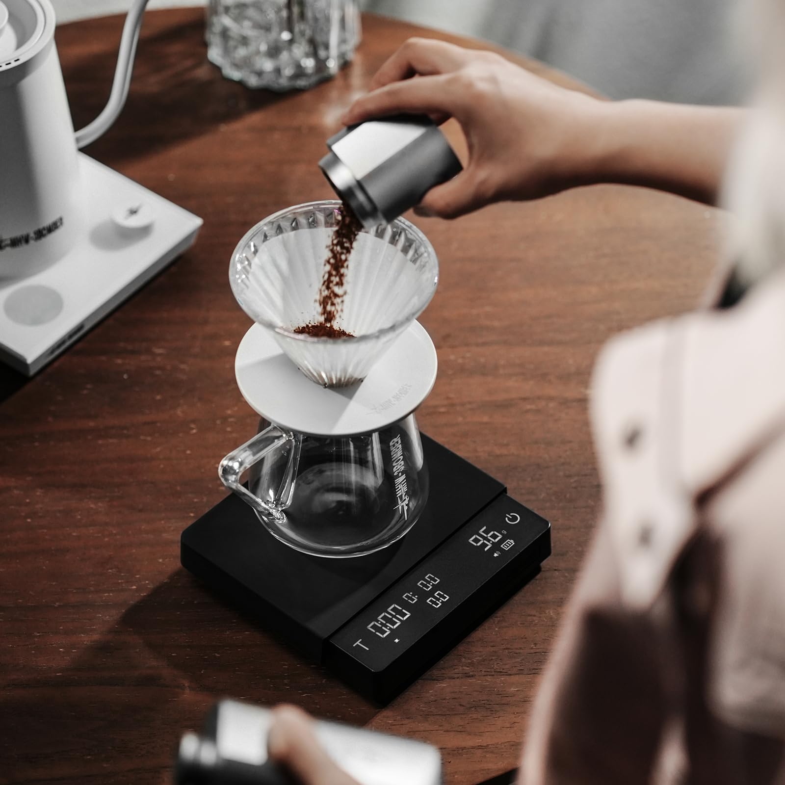 MHW-3BOMBER Grande balance à café avec minuterie, balance numérique à bec verseur avec débit, expresso précise de 2 kg/0,1 g, 3 modes, rechargeable en grain