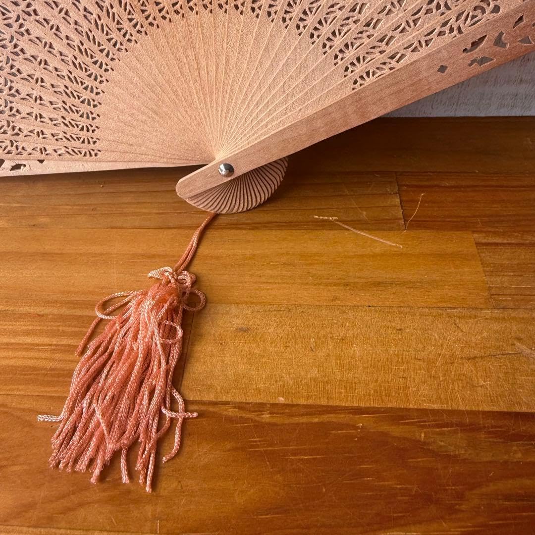 Amazon.co.jp: 極香る白檀 扇子 透かし彫り 20cm 天然木 タッセル付