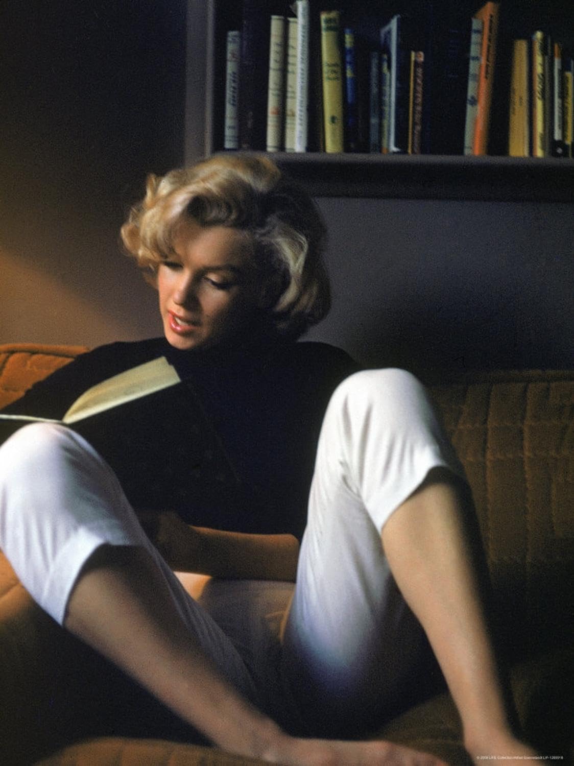 ART.COM ウォールプレミアム写真プリント マリリン・モンロー Alfred Eisenstaedtによる自宅での読書、30.5