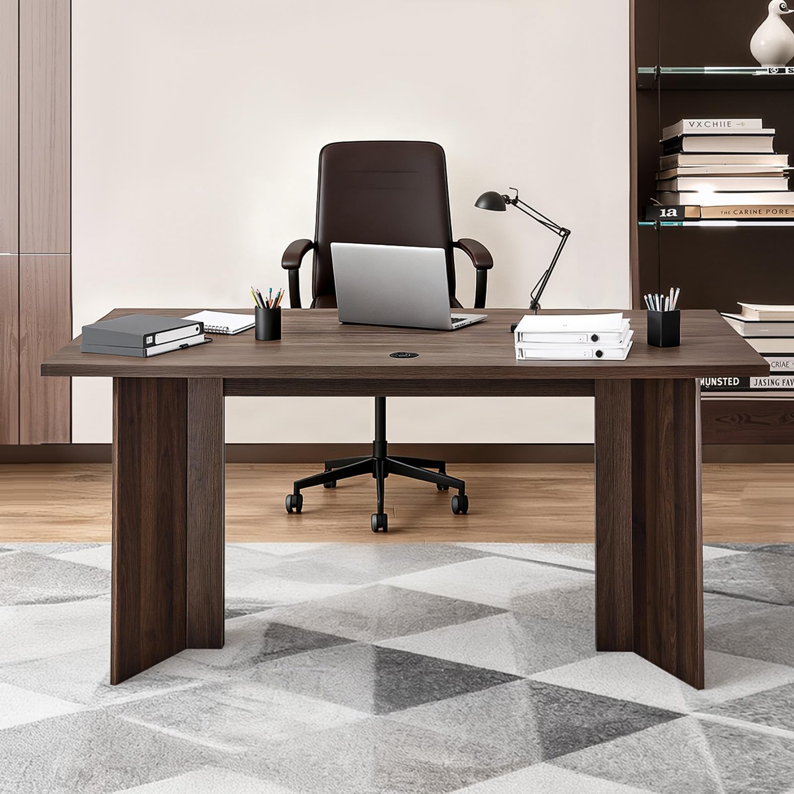 VEVOR Chefschreibtisch (160 lang) moderner Bürotisch mit Kabelanschlussloch, Schreibtisch aus Wabenplatte + Spanplatte, 113,4 kg Tragkraft, Computertisch für Arbeit Studium Schreiben, Braun+Schwarz