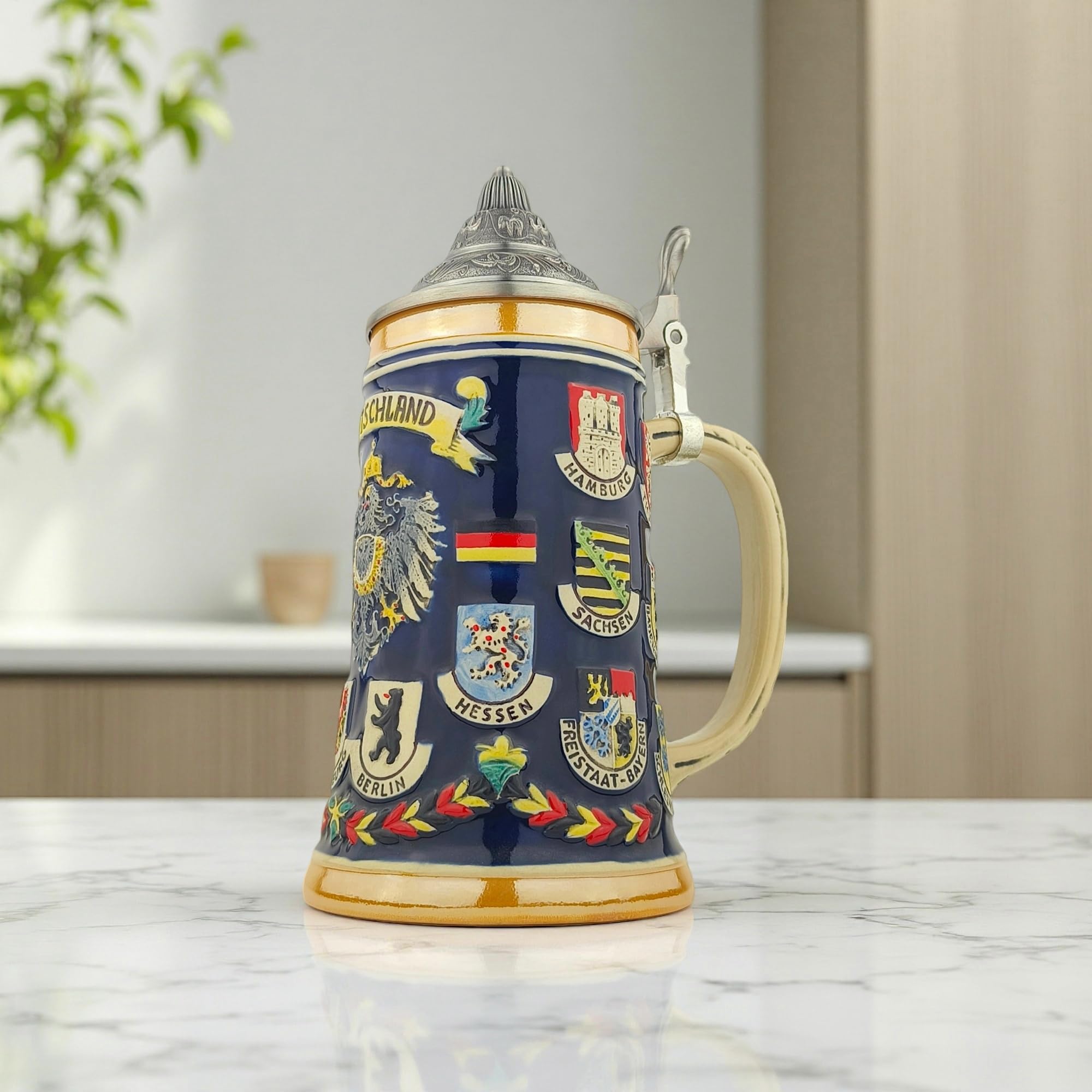 Bierkrug mit Deckel 0,7L – Steinkrug mit Deutschland-Motiv und Bundesländer-Design – Geschenkidee für Männer, Bierliebhaber & Sammler