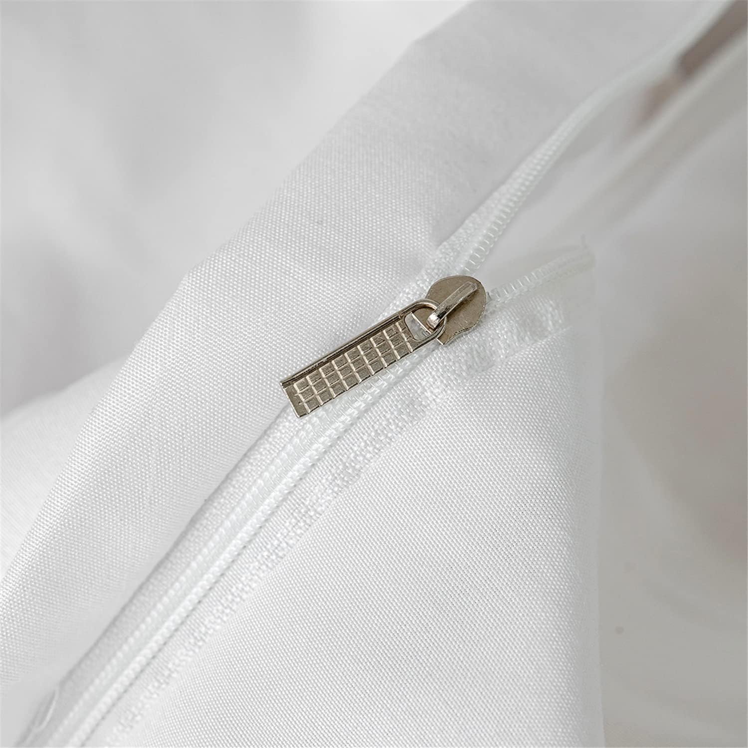 SOUKECHY Ruffle Bedding,White Ruffled Queen Duvet Cover, Chic Bedding,Lightweight, Washed Microfiber Comforter Cover with Zipper Closure and Ties (Ruffled White, Queen)