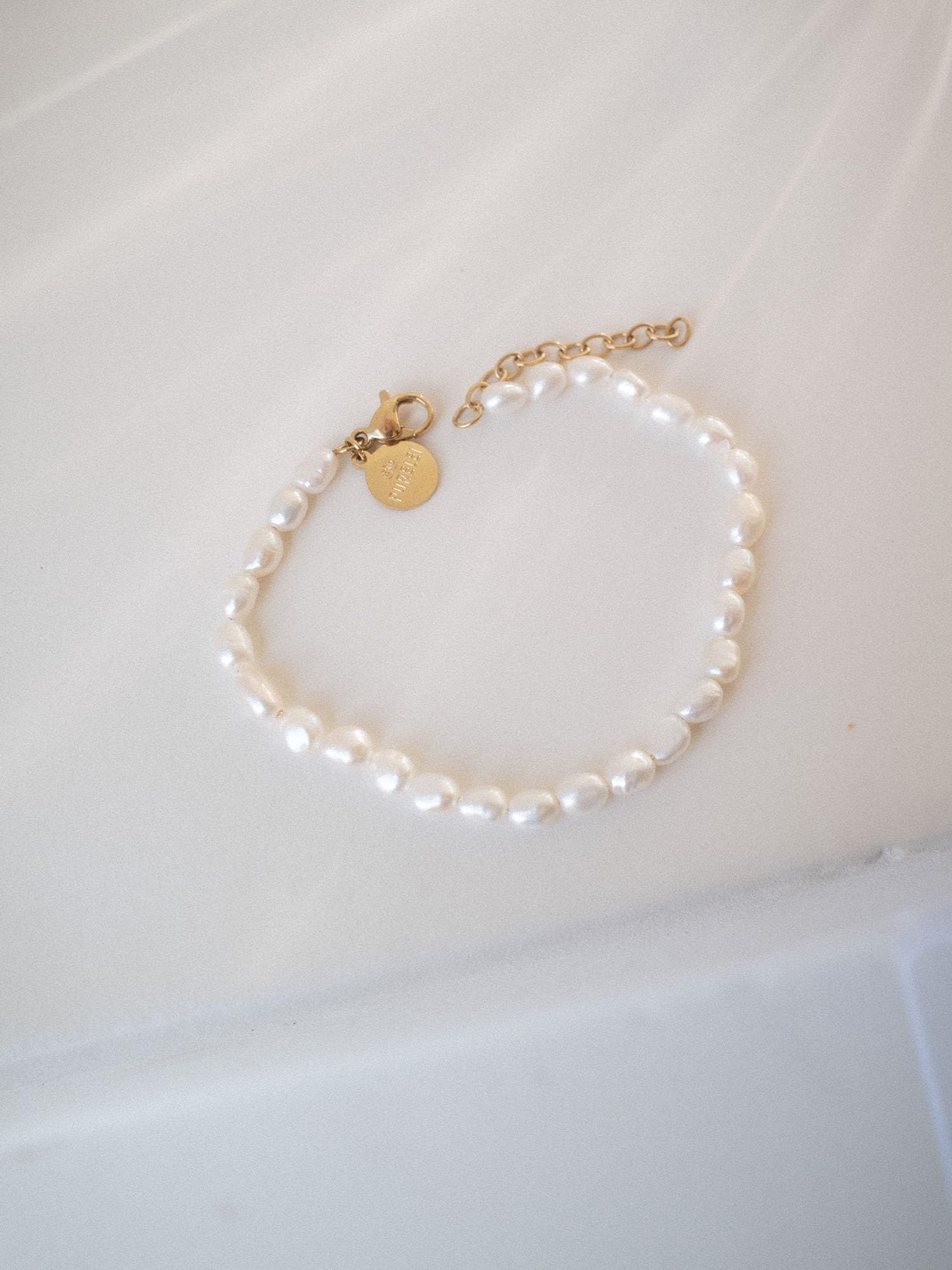 Purelei Pearlfection Armband – Armband mit echten Süßwasserperlen – 14K/18K vergoldeter Edelstahl – 16–19 cm – eleganter Perlenschmuck – Verstellbar