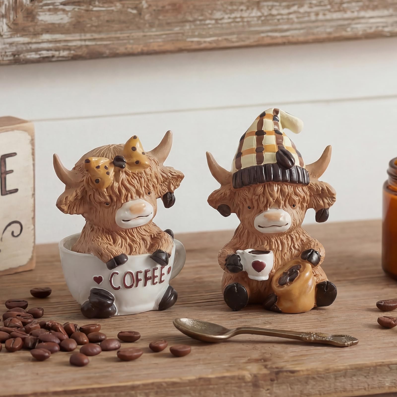 Alongen 2 Pcs Highland Cow Ornaments, Highland Cow Figurines, Coffee Gnomes Scottish Decor, Resin Statue Calf Lovers Gifts for Christmas, Ornament for Living Room, Kitchen, Home
