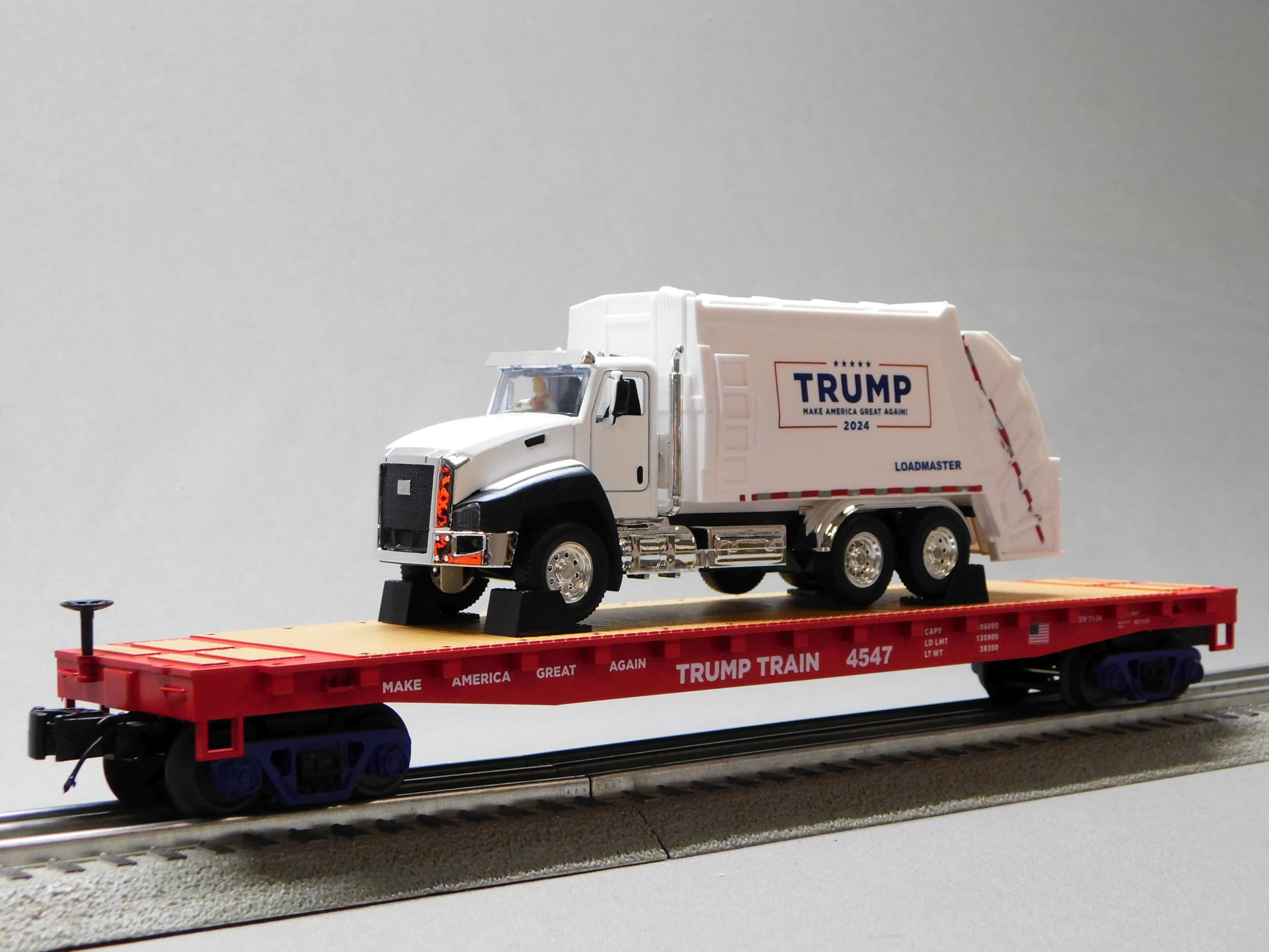 M.T.H. Electric Trains MTH PREMEIR Donald Trump Flat CAR W/Garbage Truck O Gauge 20-95796