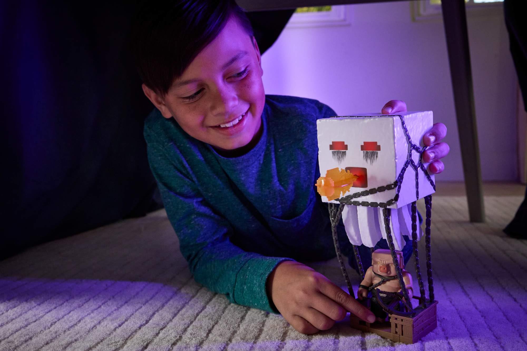 Mattel Minecraft - Ghast Attacco Esplosivo, personaggio ispirato al film con luci, suoni, lanicatore e proiettile, Piglin Guerriero incluso, giocattolo per bambini, 6+ anni, JFB69