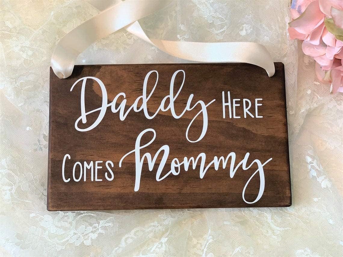 TUNIU Letreros de madera con refranes – Daddy Here Comes Mommy – Letrero de portador de anillo – Decoración rústica de boda – Personalizado 8 x 12
