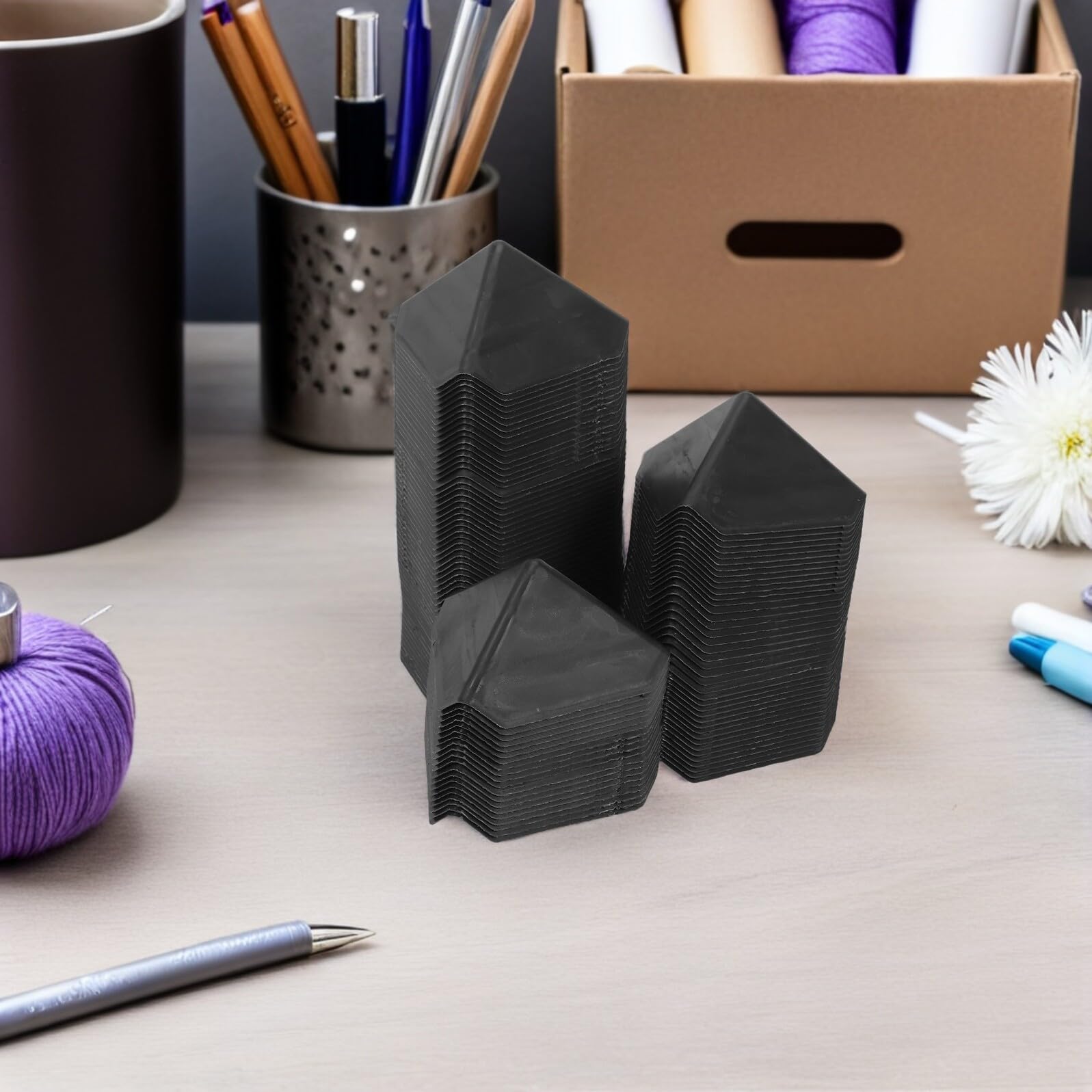 ULTECHNOVO Protections D'angle en Plastique Noir 70x70mm, Lot de 100 Pièces, Protège-coins Triangulaires pour Carton, Emballage et Expédition, Renfort Anti-chocs pour Colis et Meubles, Usage