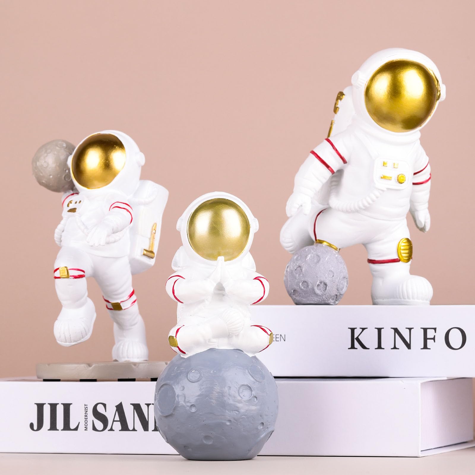 Amazon.co.jp: 宇宙飛行士の置物 金の宇宙飛行士が投げる惑星像 宇宙