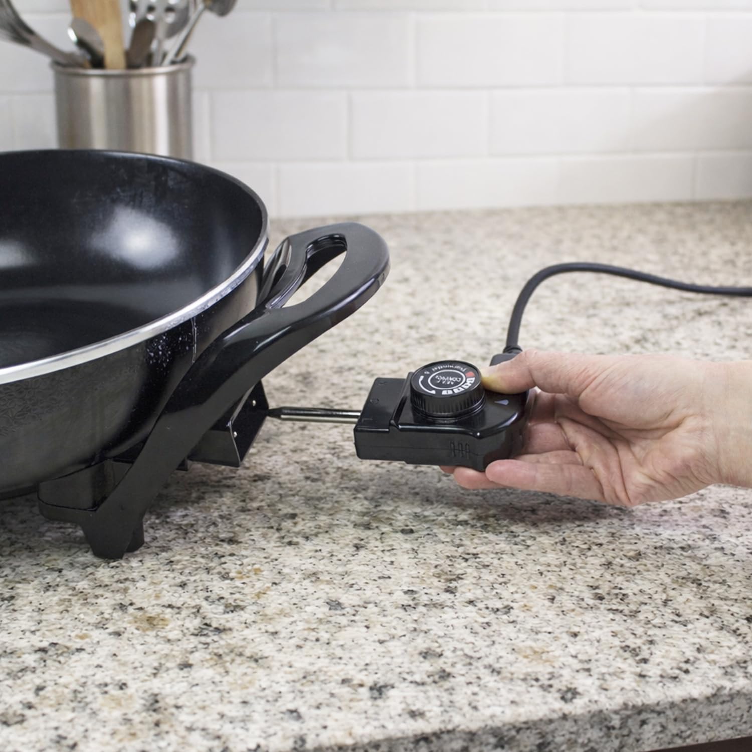 BEPER P101COS100 Wok électrique 33 cm, 1500 W, revêtement antiadhésif en céramique, thermostat réglable, 5 litres, couvercle en verre, idéal pour sauter, frire et mijoter.