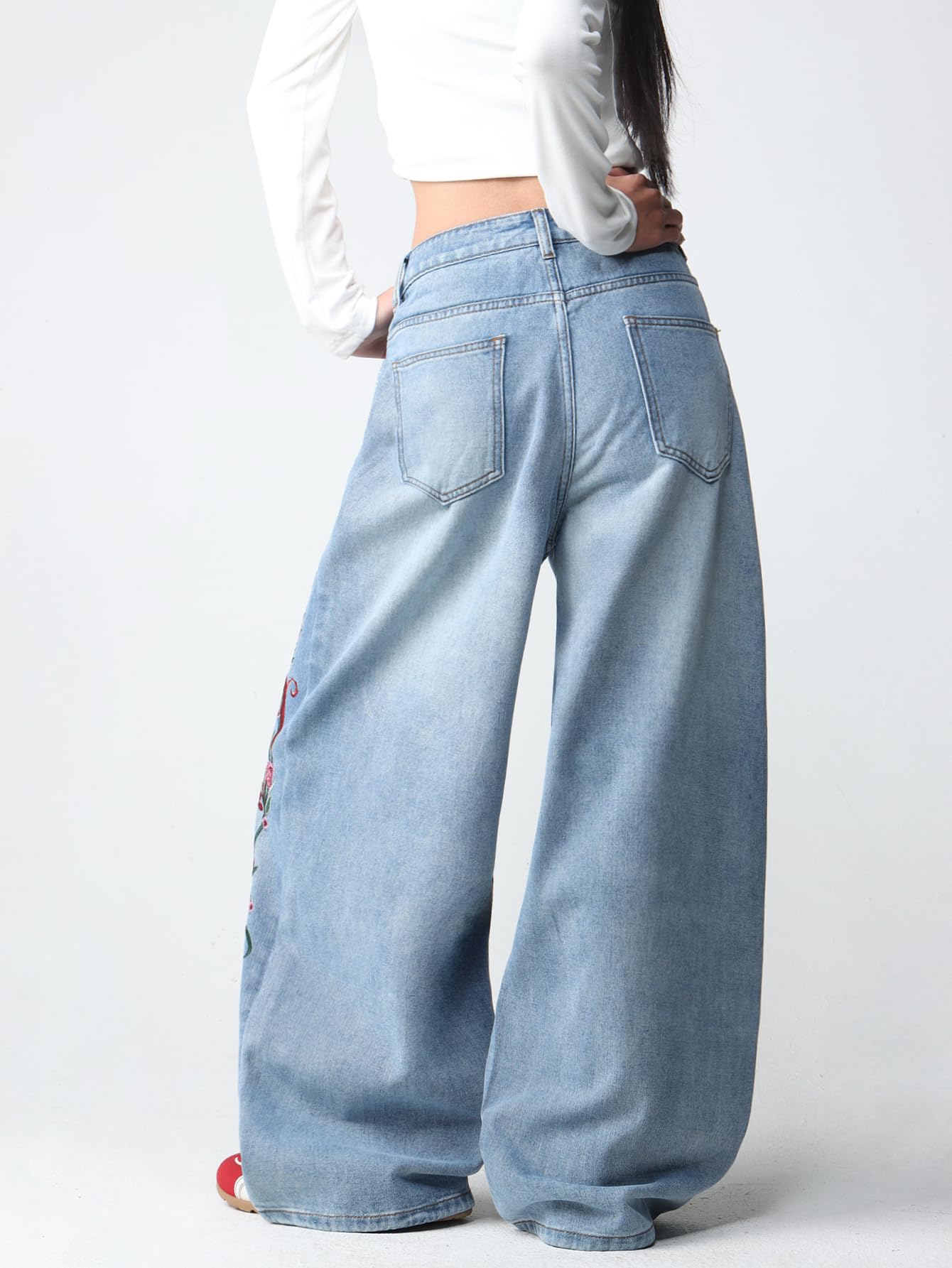 Weit geschnittene Damen Baggy Jeans mit Blumenstickerei | Lässige Jeans im entspannten Schnitt, 5 Taschen, Skater-Streetwear, stylisch, Y2K-Hose (2000er), lockere Passform, Hip-Hop