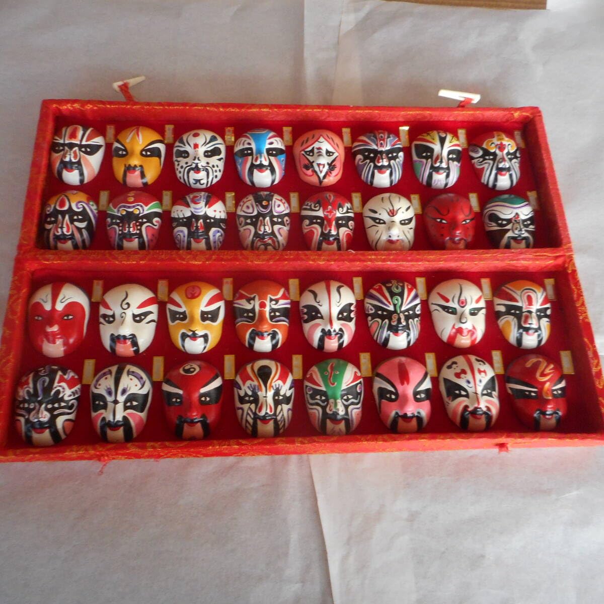 Amazon | 世界の民芸品 中国 伝統工芸品 京劇のお面 変面32体 中国伝統