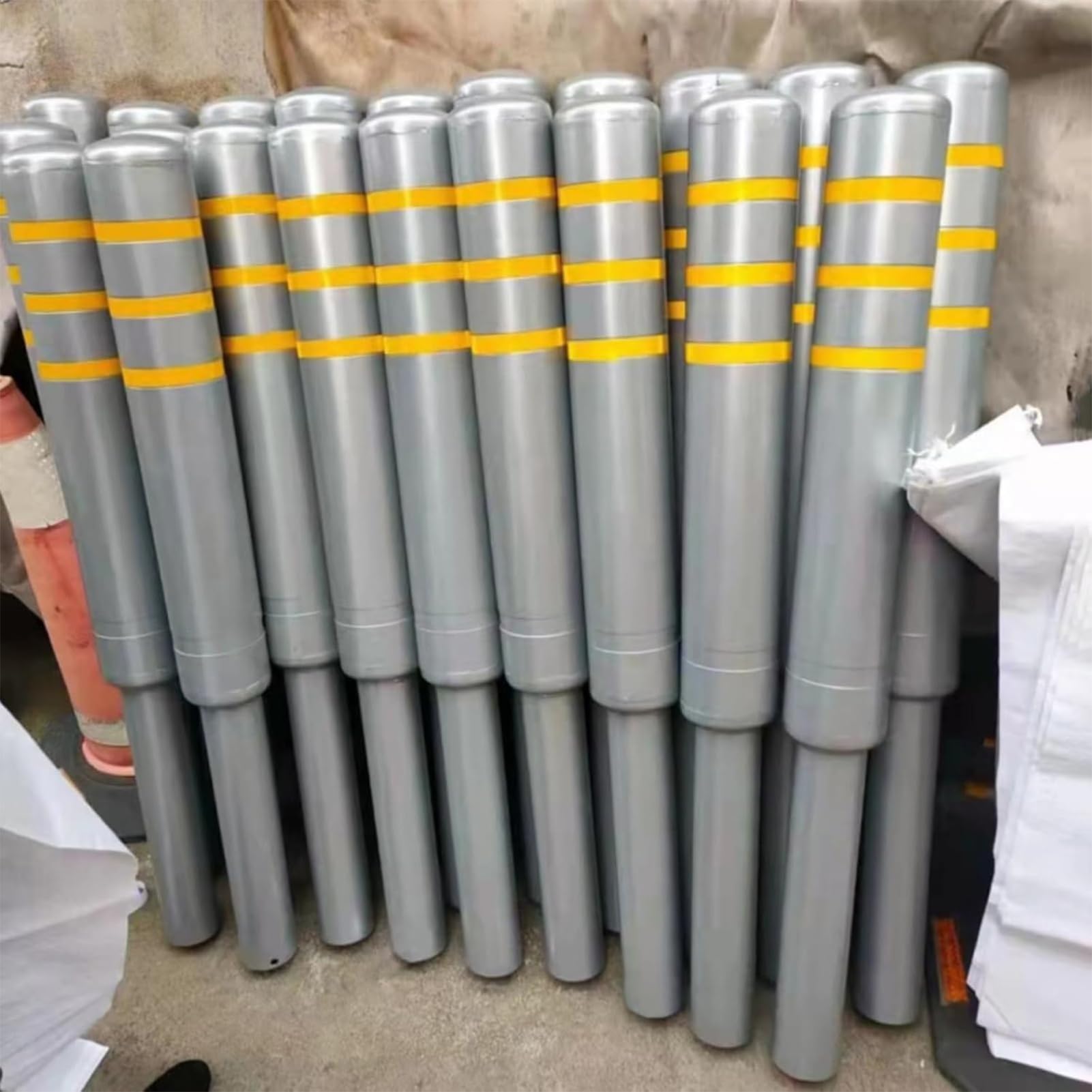 Dissuasori metallici riflettenti ad alta visibilità, pali in acciaio per vialetti, parcheggi e aree di servizio, facile installazione (confezione da 4)