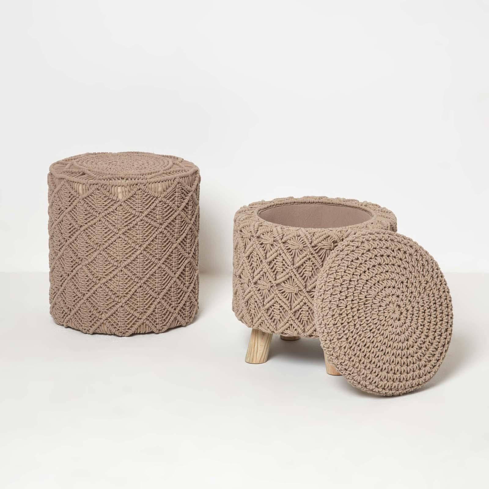 Pouf Contenitore In Macramè HOMESCAPES - 100% Cotone, Marrone, Con Gambe In Legno - Altezza 43 Cm - Poggiapiedi O Sgabello Boho - 2