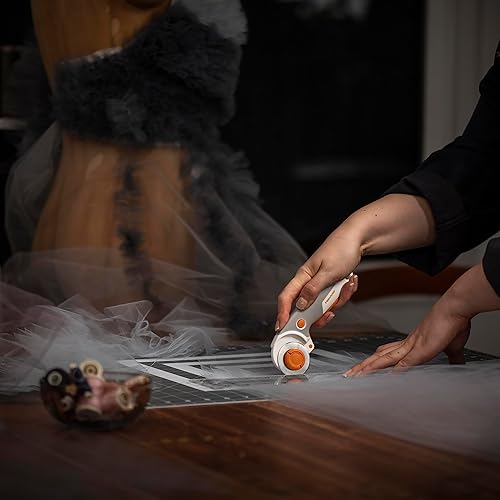 Miniatura 7 de Fiskars Cortador giratorio con disparador de cambio fácil (45 mm) Blanco