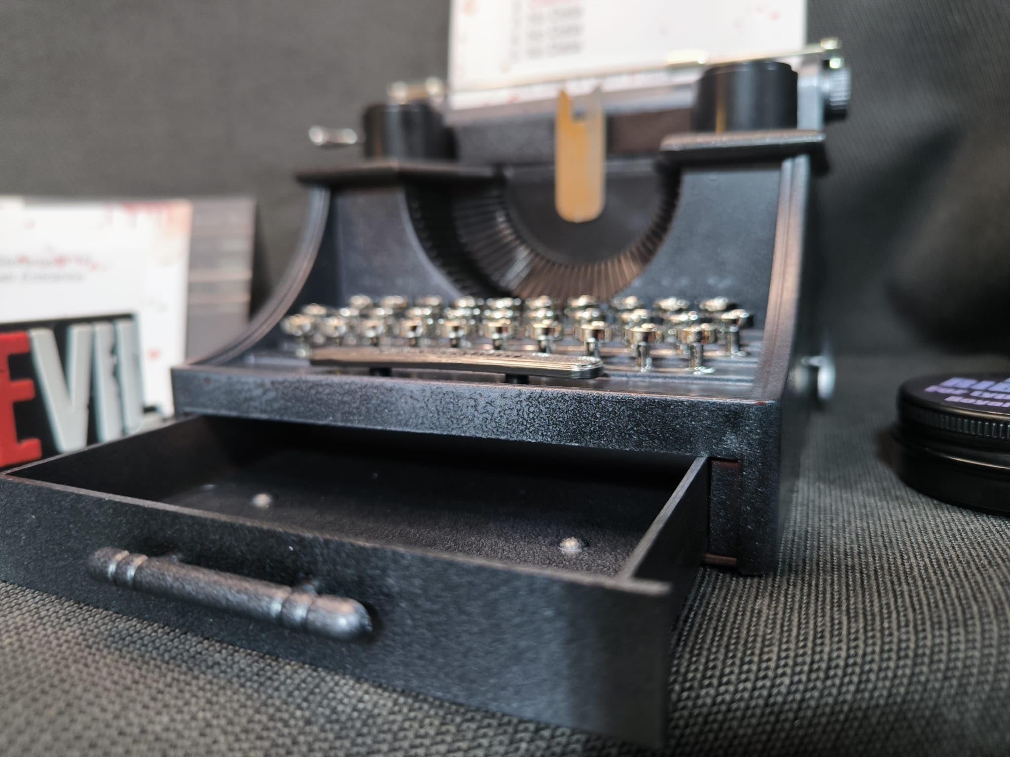 Réplique de boîte à musique Resident Typewriter avec thème Save Room, compartiment de rangement et étui à ruban encreur
