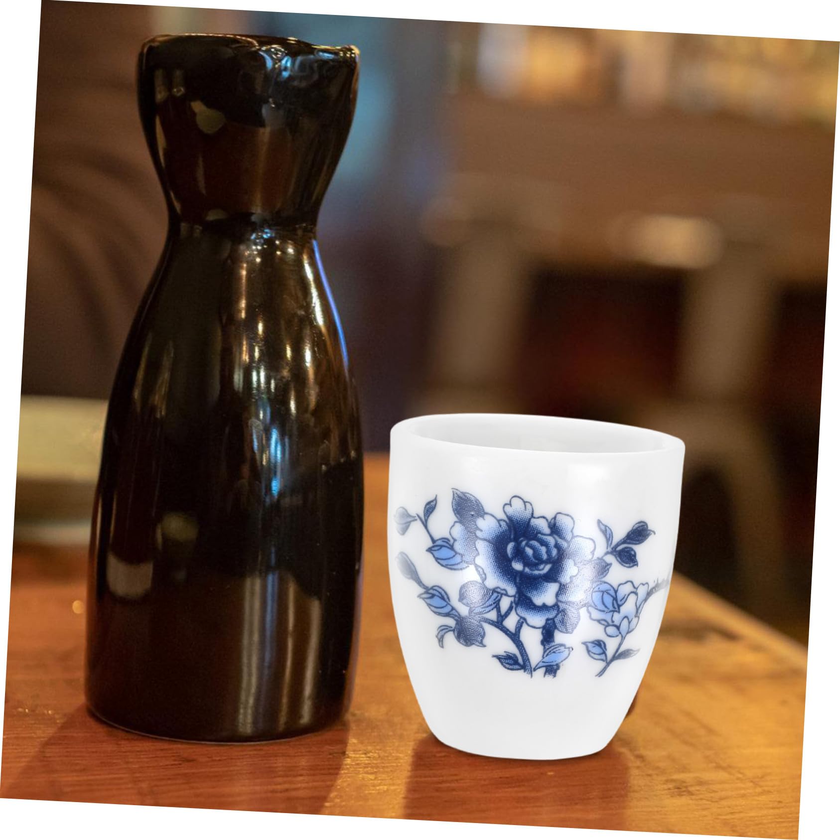 Japanisches Keramik Sake Set mit Tokkuri Flasche und Traditionellen Ochoko Bechern Hitzebeständig Dekoriert mit Blumenmuster für Hausparty und Geschenk für Sake Liebhaber