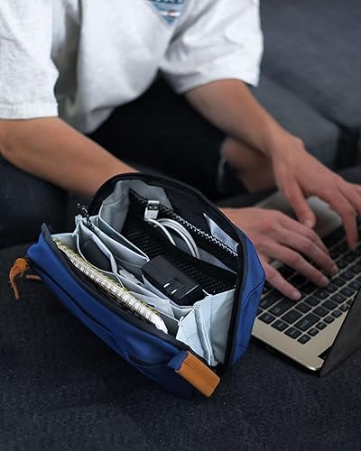 Vista 11 de Tech Bag Organizer - Pequeña bolsa organizadora de artículos electrónicos para viajes, funda de viaje premium con detalles de cuero, bolsillo