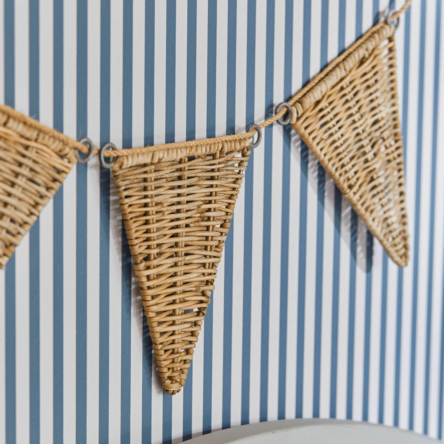 Loberon Wimpelgirlande Anglemont, für Festliche Anlässe oder zur Dekoration, Natürlicher Charme, Dekorationselement, Rattan, Jute, Eisen, braun