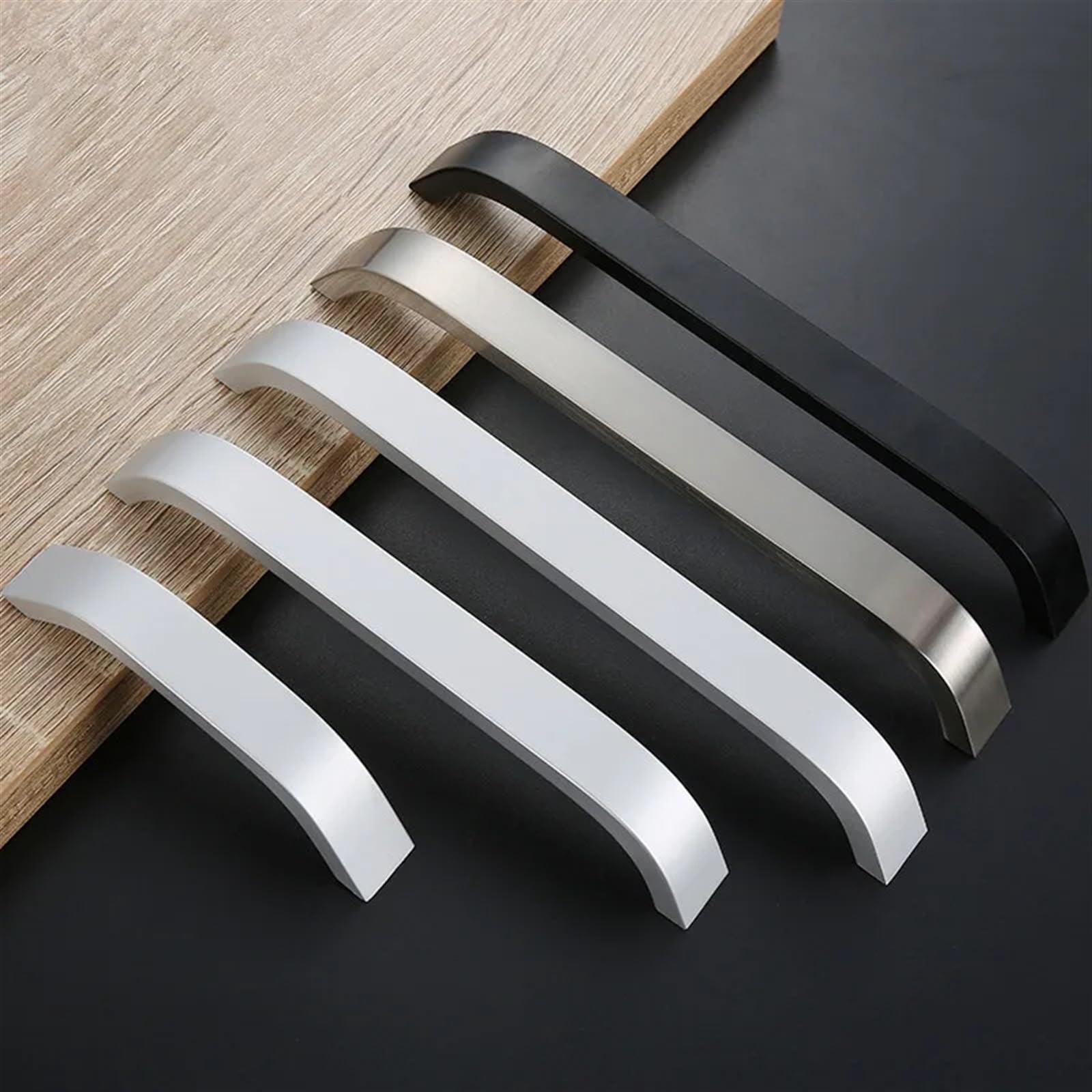 Boutons d'armoire de cuisine au design noir mat pour rénover vos placards
