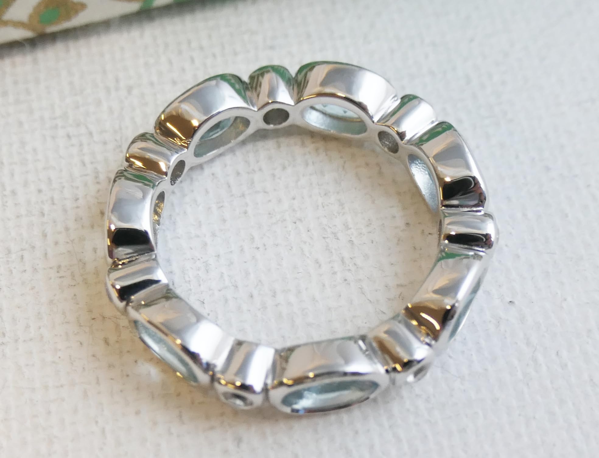 Anillo de plata de primera ley con topas azules y circonitas