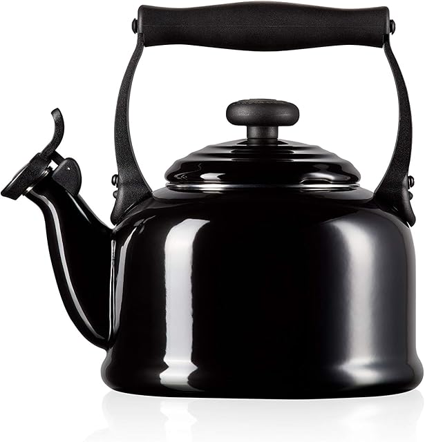Le Creuset Traditional Stove-Top Kettle with Whistle, Suitable for All Hob Types Including Induction, Enamelled Steel, Capacity: 2.1 L, Black, 92000800140000
