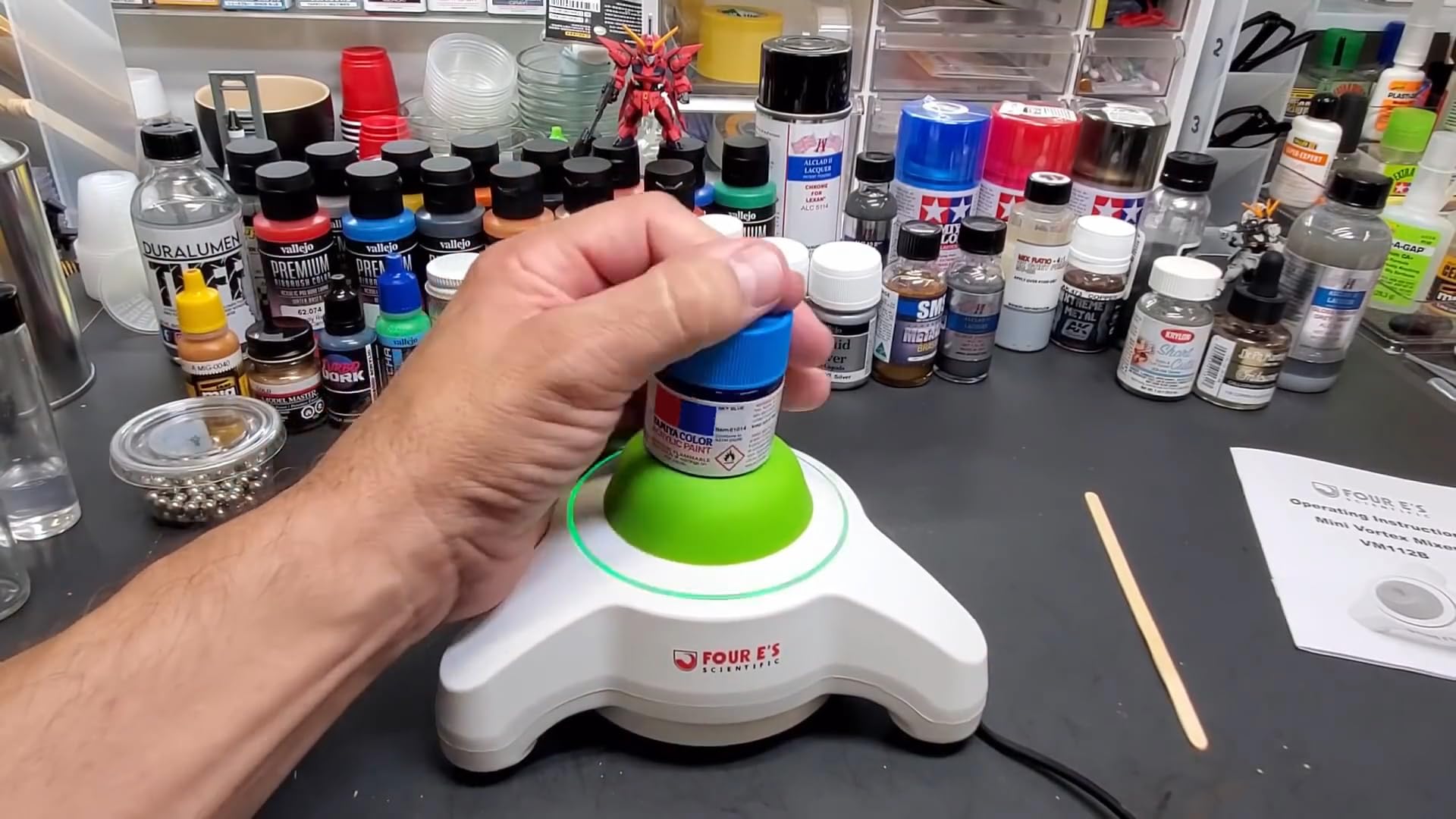 FOUR E'S SCIENTIFIC Vortex Mixer Farbmischer 5600UpM Farbschüttler für Miniaturenmaler und Airbrushkünstler zu Mini Acrylfarben von Citadel Vallejo Scale Skala beim Warhammer Malen