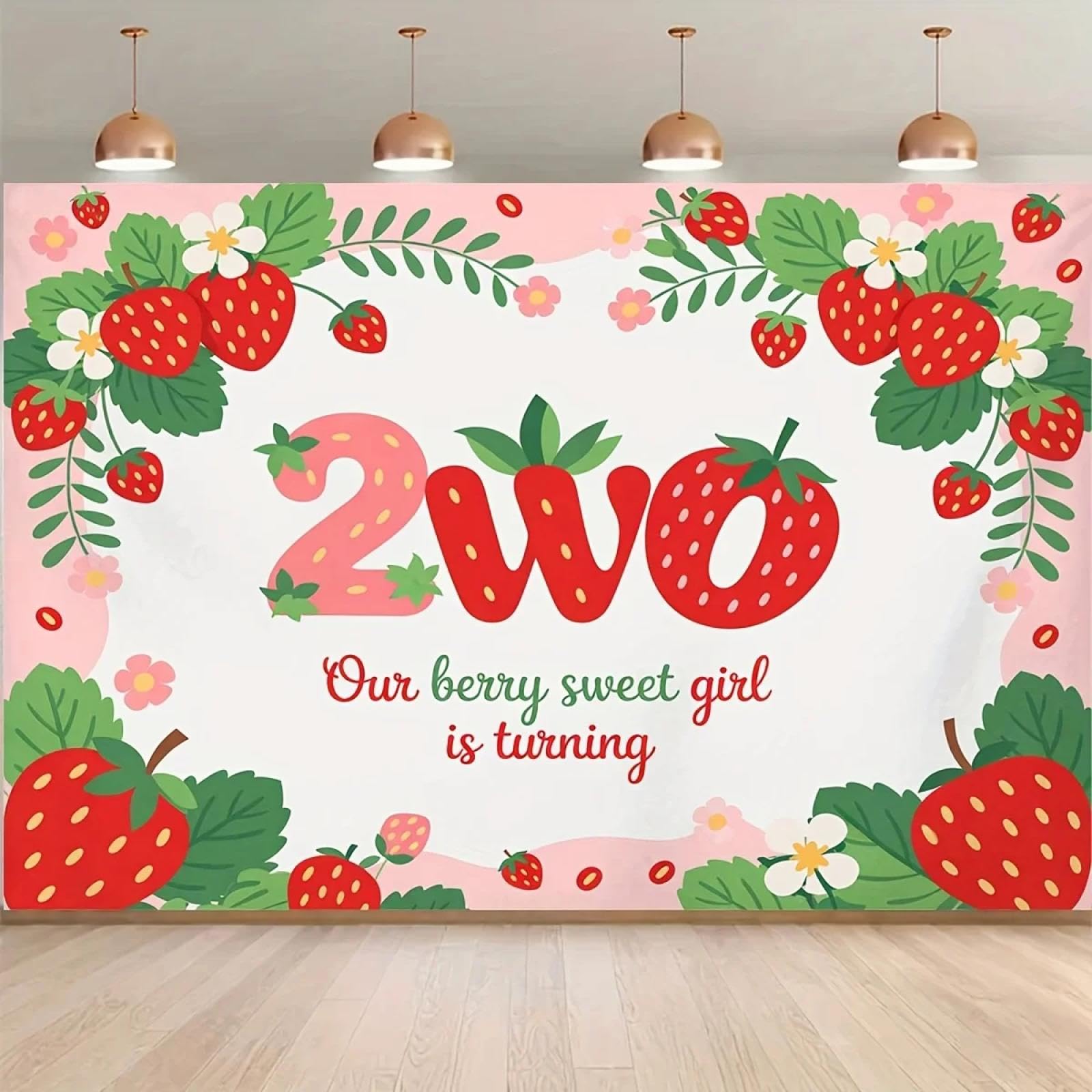 Baner z płaskim tłem 2D - Zabawny wzór truskawek i kwiatów z tekstem "Nasza słodka dziewczyna ma dwa lata"