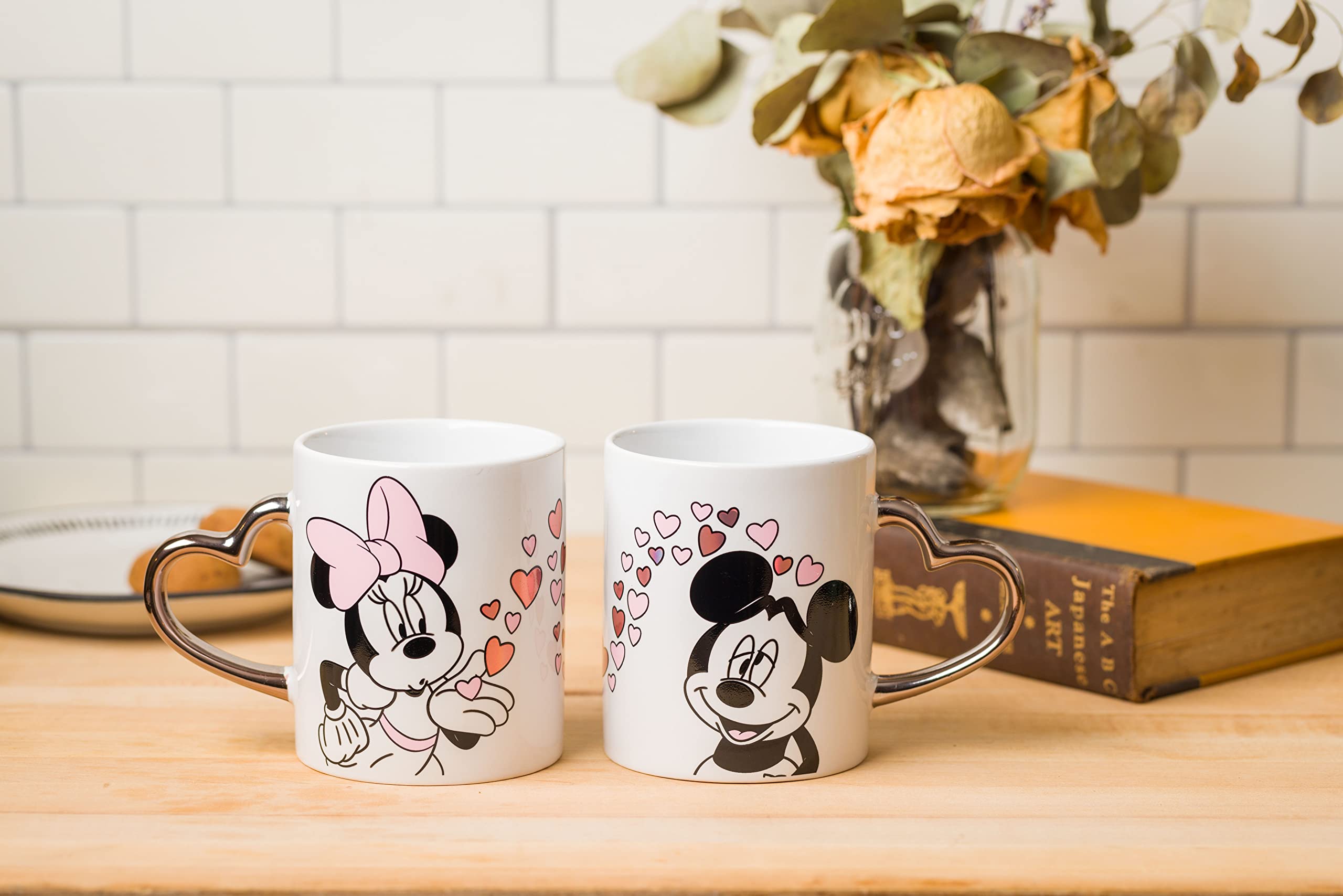 Silver Buffalo Minnie Blowing Kiss to Mickey with Hearts Gold Heart Shape Handle Lot de 2 tasses en céramique 414 ml