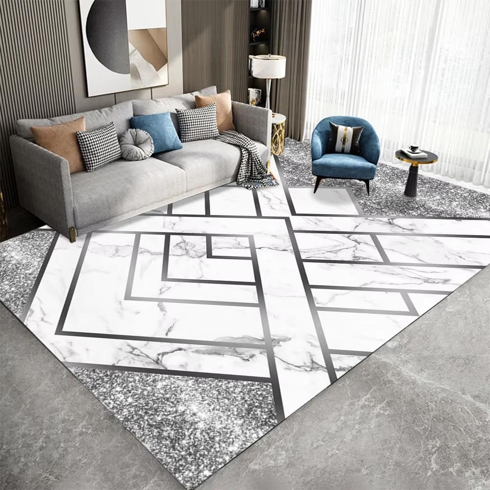 Tapis moderne marbre au pied du canapé pour créer un salon chaleureux et cosy