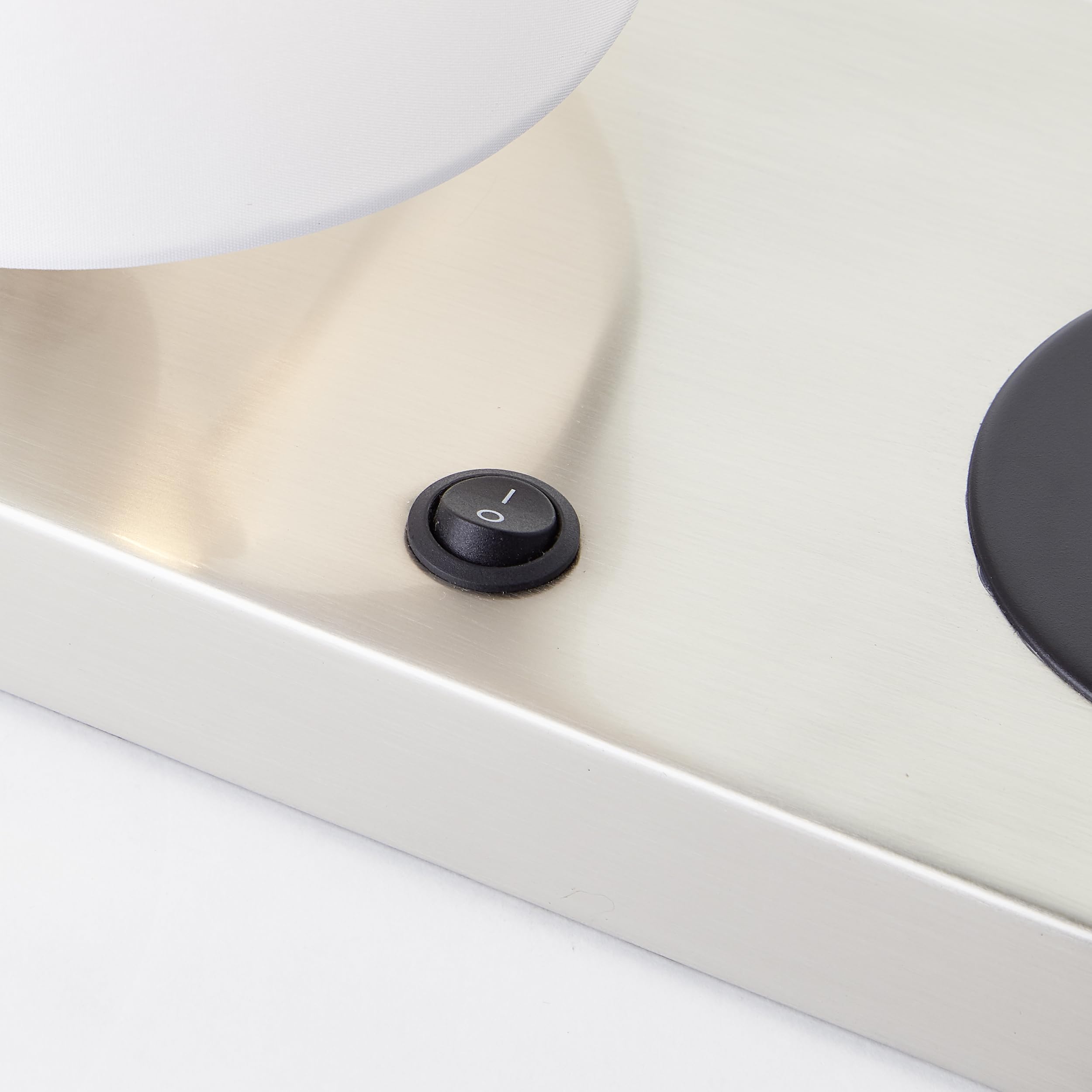 Brilliant Moderna lampada da tavolo con supporto ribaltabile integrato, ricarica wireless tramite vassoio di ricarica a induzione e paralume in tessuto bianco, ideale per comodini e scrivanie