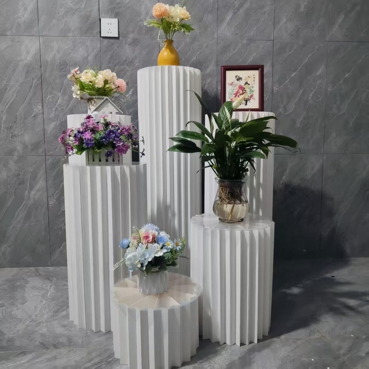 5 vasi Colonne espositive Pieghevoli cilindrici in PVC Bianco per Decorazioni di tavoli per Matrimoni, fidanzamenti e Compleanni, Supporti per Cartone Feste, piedistalli espositori