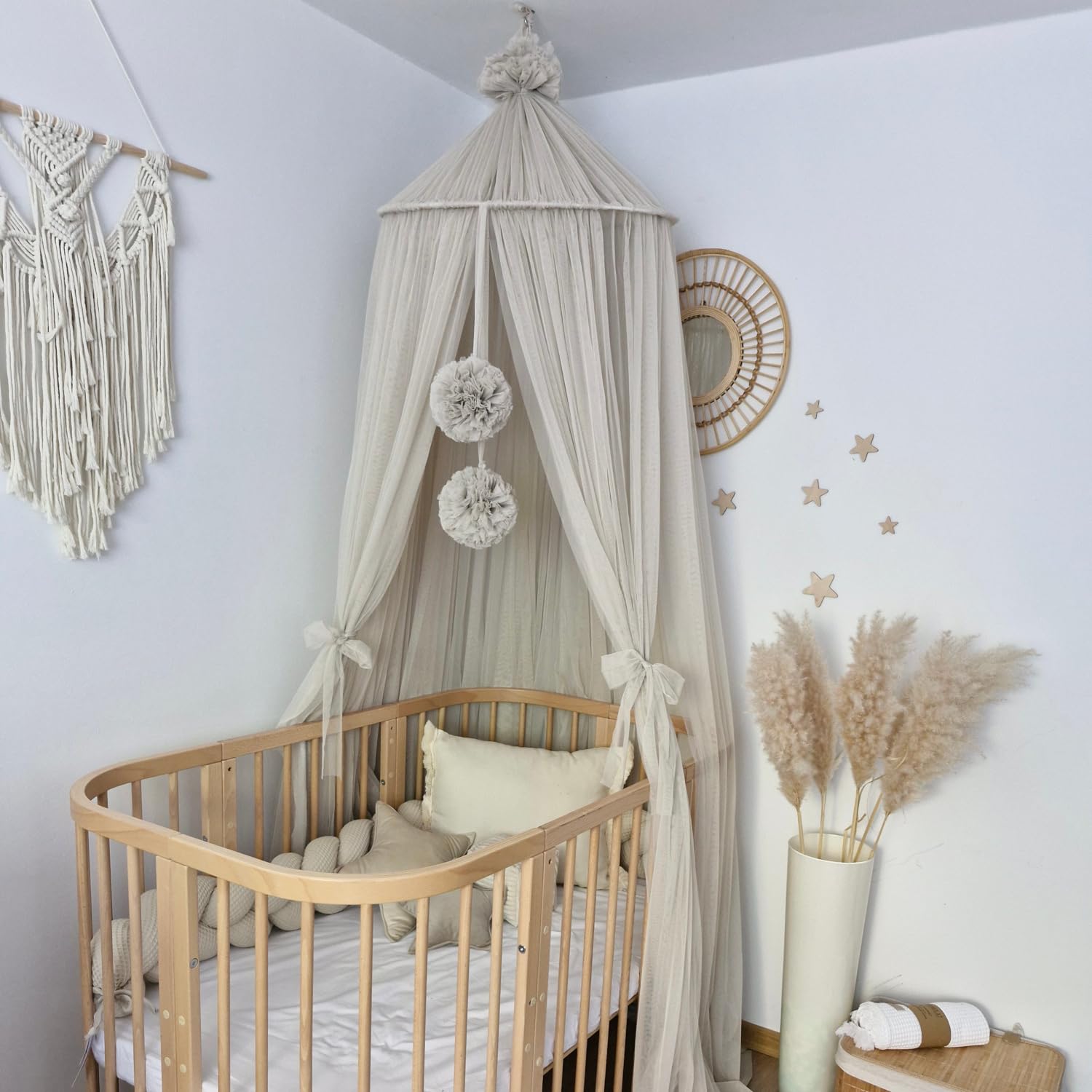 KOELL Baldachin Kinderzimmer – Betthimmel mit Pompons und Schleifen, Metallring zur Deckenmontage, Höhenverstellbarer 240–300 cm, Oeko-Tex Tüll, Beige