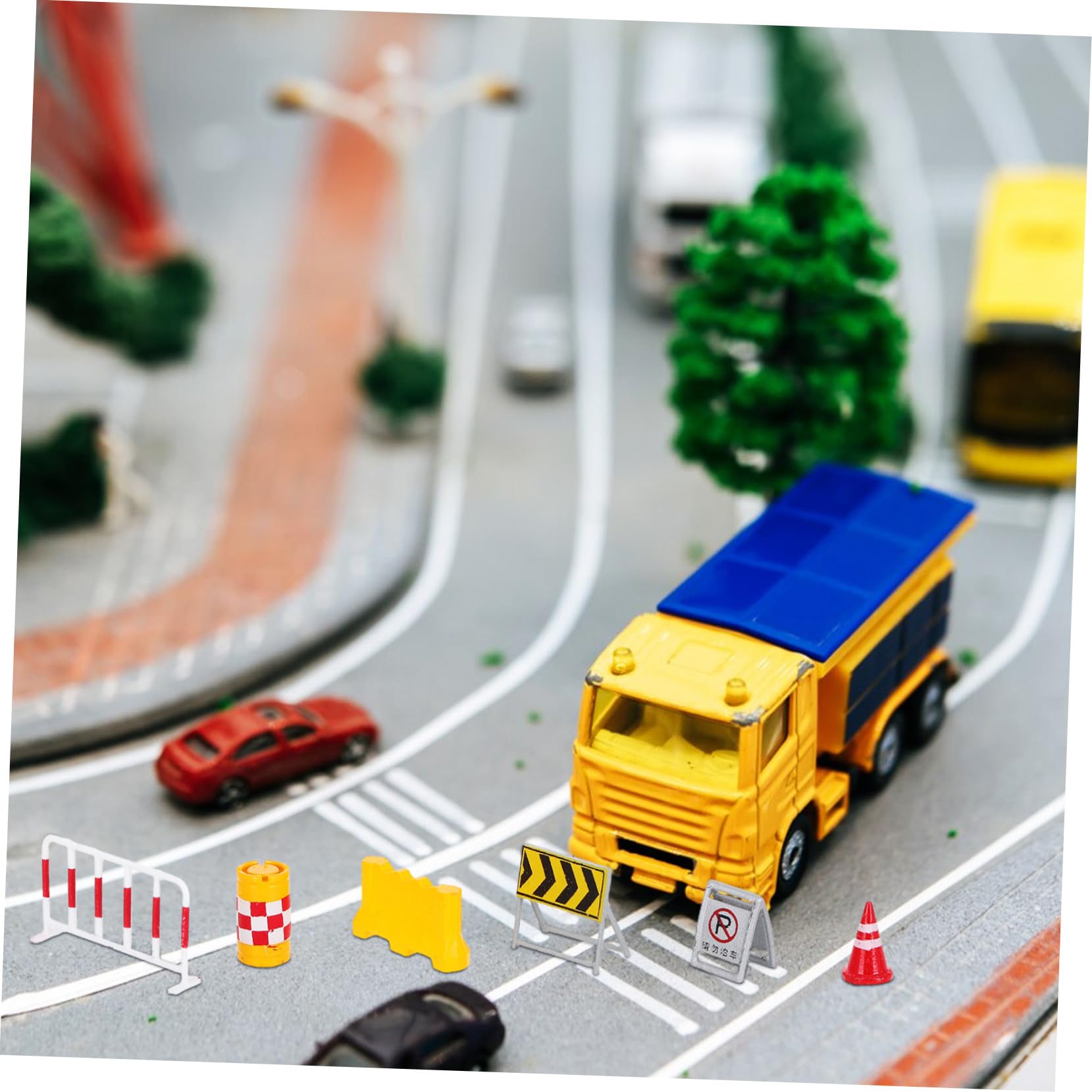 14 Stck Teiliges Miniatur verkehrszeichen Straßenbarrieren und Leitkegeln Langlebig Leicht und Vielseitig für Sandspiele Fotografie und Dekorative Miniaturszenen