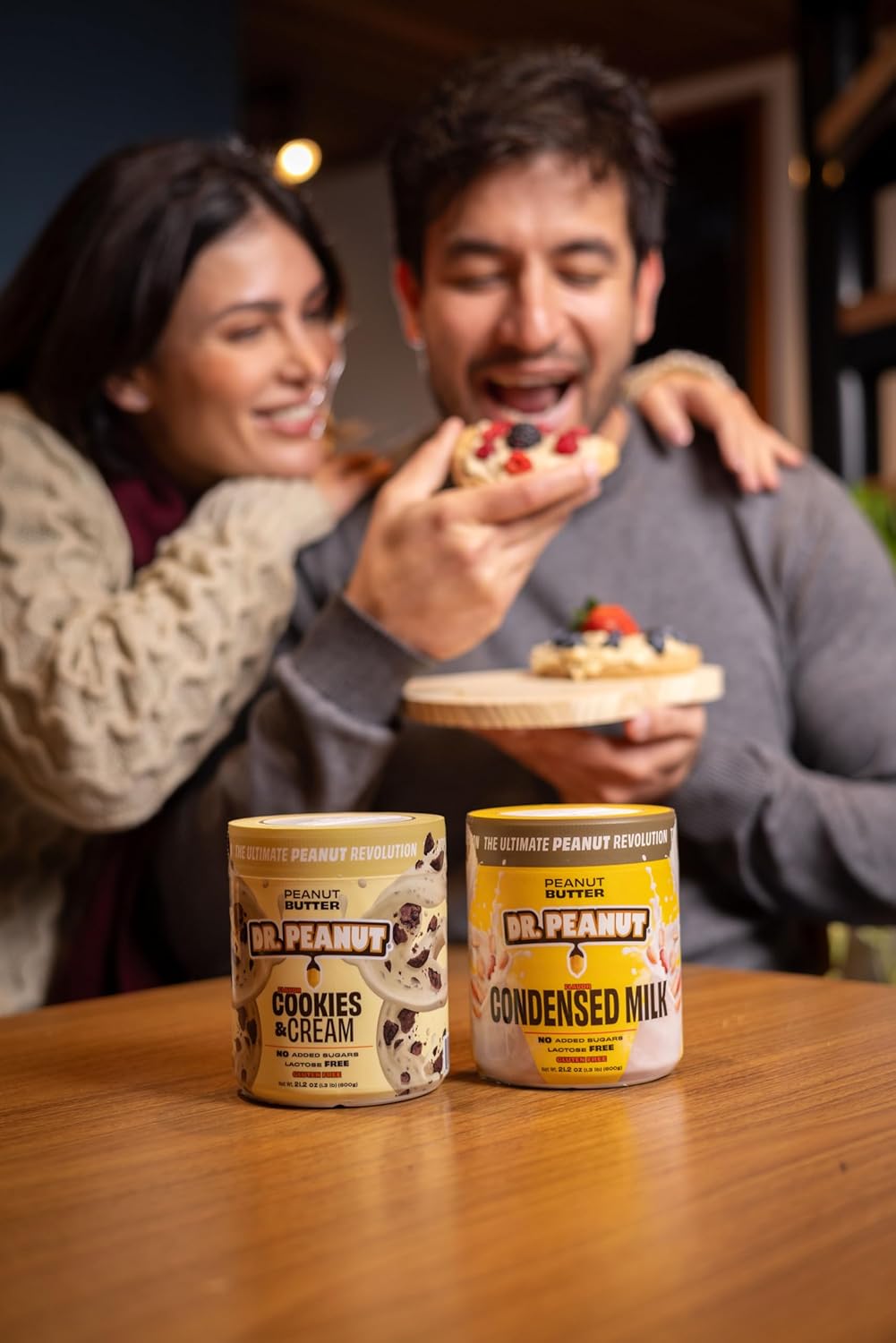 Imagem frontal com fundo de parede de madeira e prateleiras, criando um ambiente acolhedor e moderno. Imagem frontal com fundo de parede de madeira e prateleiras, criando um ambiente acolhedor e moderno.