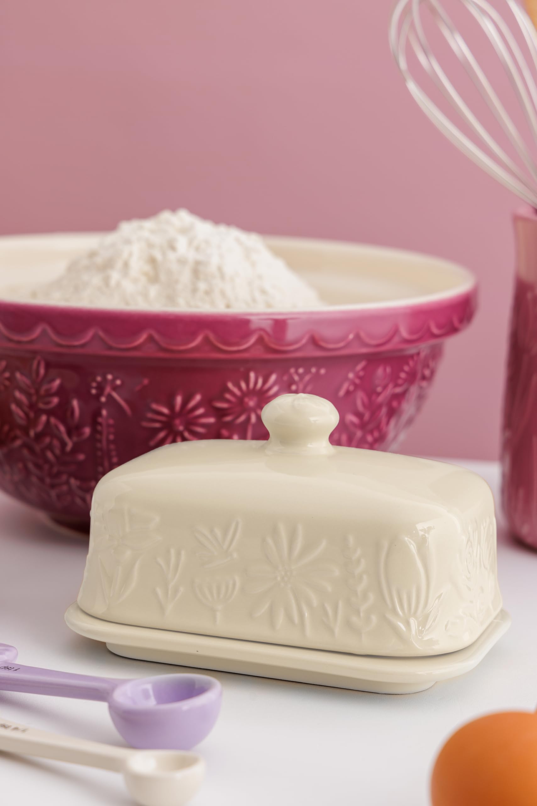 Mason Cash Beurrier In the Meadow - Motif floral en relief - En grès durable - Couvercle hermétique - Peut contenir jusqu'à 500 g de beurre - Rangement classique de cuisine et de table (9 cm H x 15,6