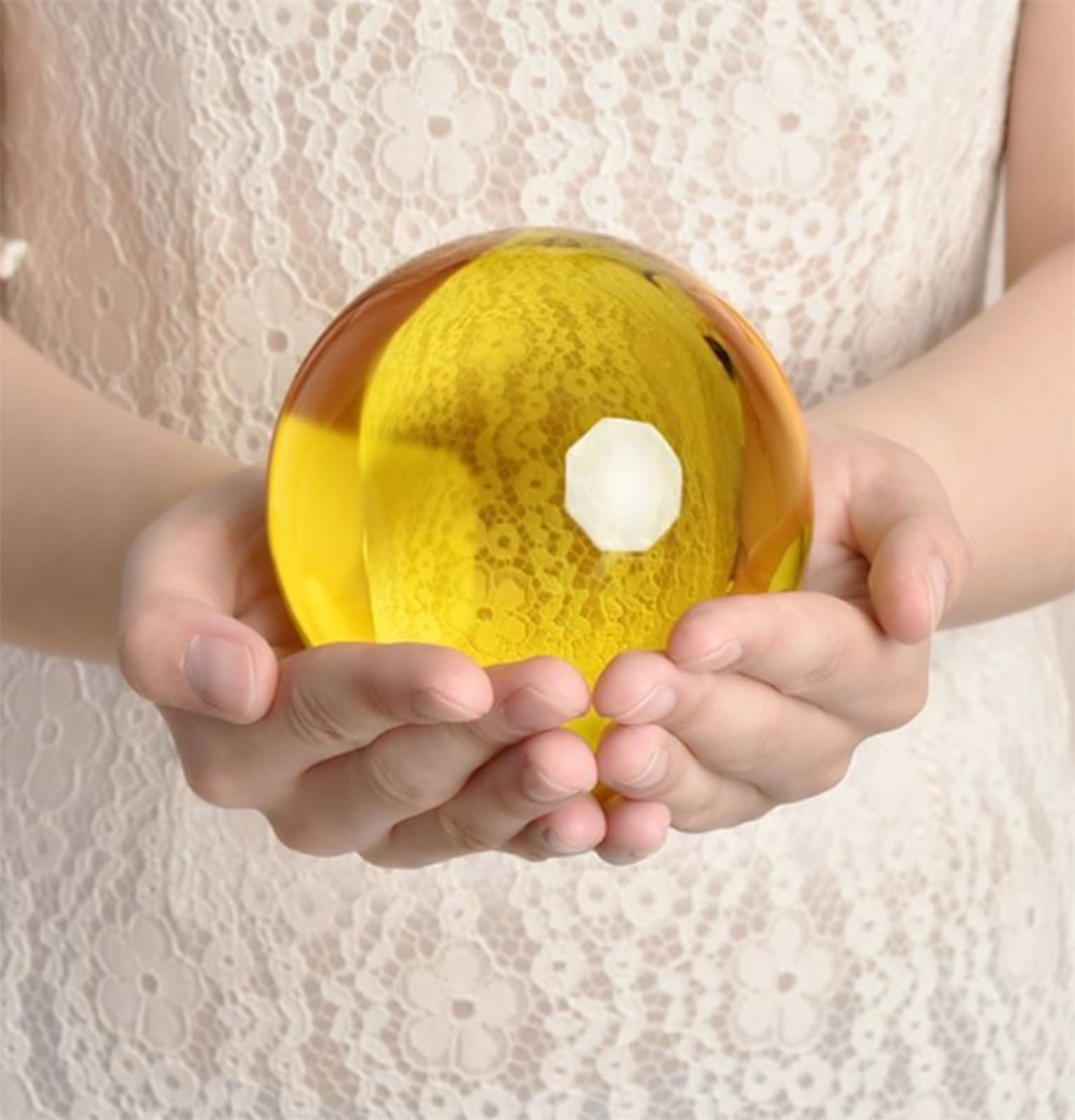 Esfera de Cristal Transparente con Soporte, Bola de Cristal Amarilla de Adivinación de Meditación, Estatuilla de Cristal para Fotografía, Adivinación, Decoración del Hogar,6cm/2.4in