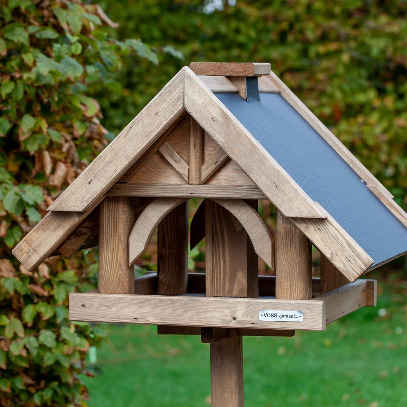 VOSS.garden Vogelhaus Herte, mit Standfuß und Futter-Schornstein, ganzjährig verwendbar, imprägniertes Fichtenholz, Vogelfutterhaus Futterplatz Vogelfutterstation