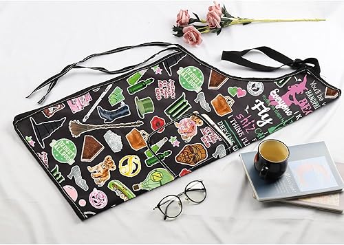 Miniatura 7 de MBMSO Delantal de bruja de cocina, regalos de teatro musical, estarás conmigo como una huella de mano en mi corazón, brujería, regalo gótico de